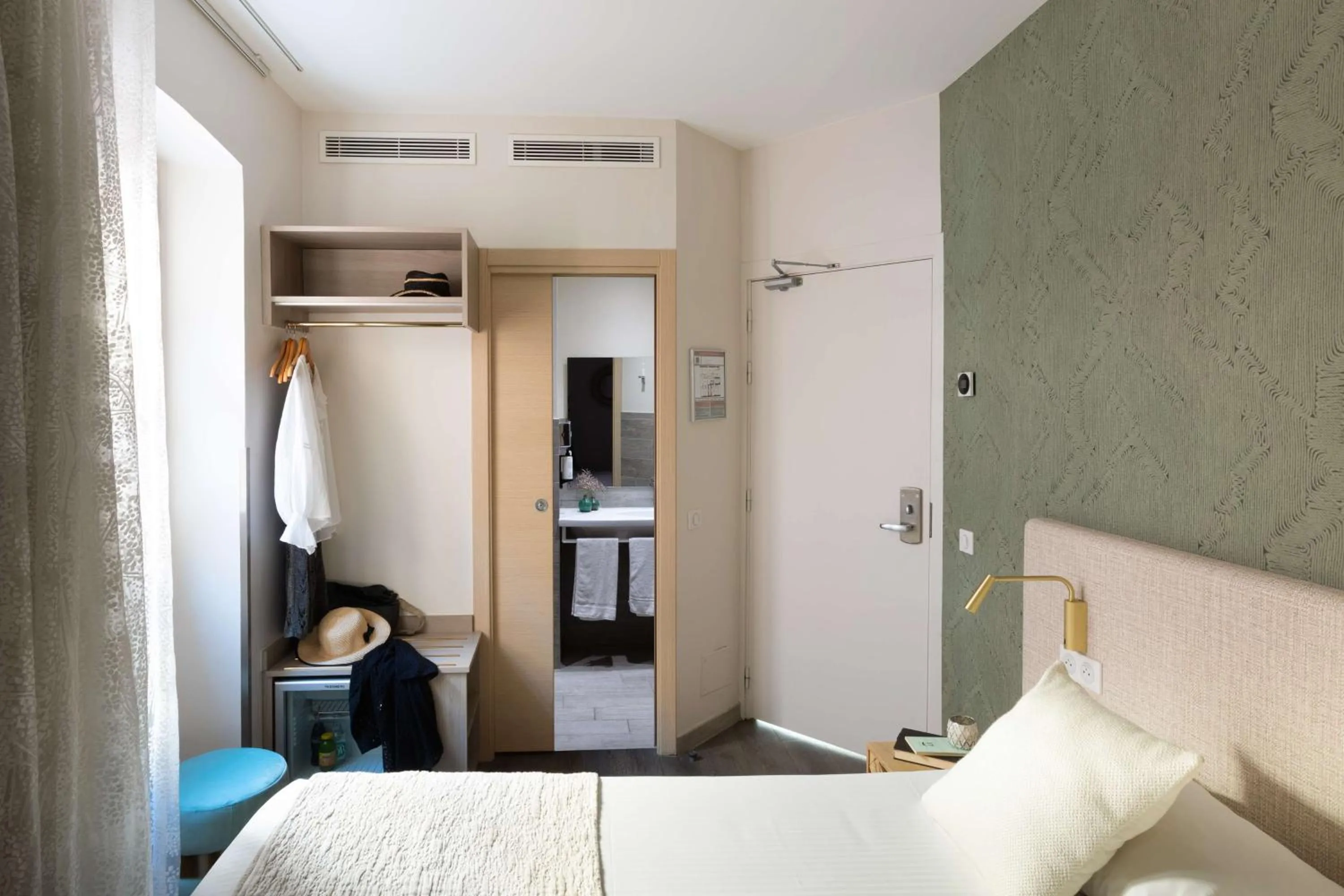 Bedroom, Bed in Best Western Hotel du Roy d'Aragon