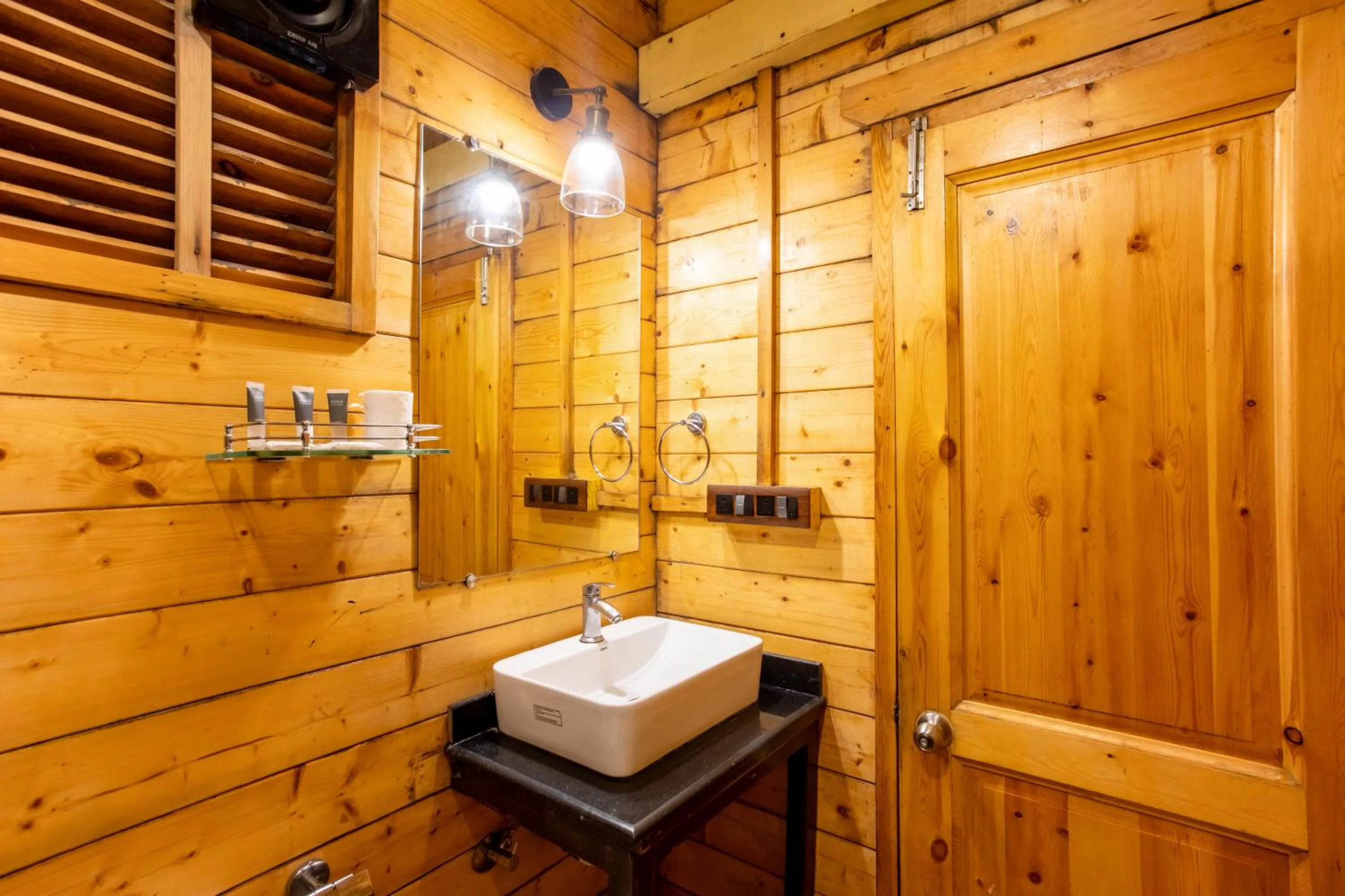 Bathroom in Stone Wood Resort, Mandrem