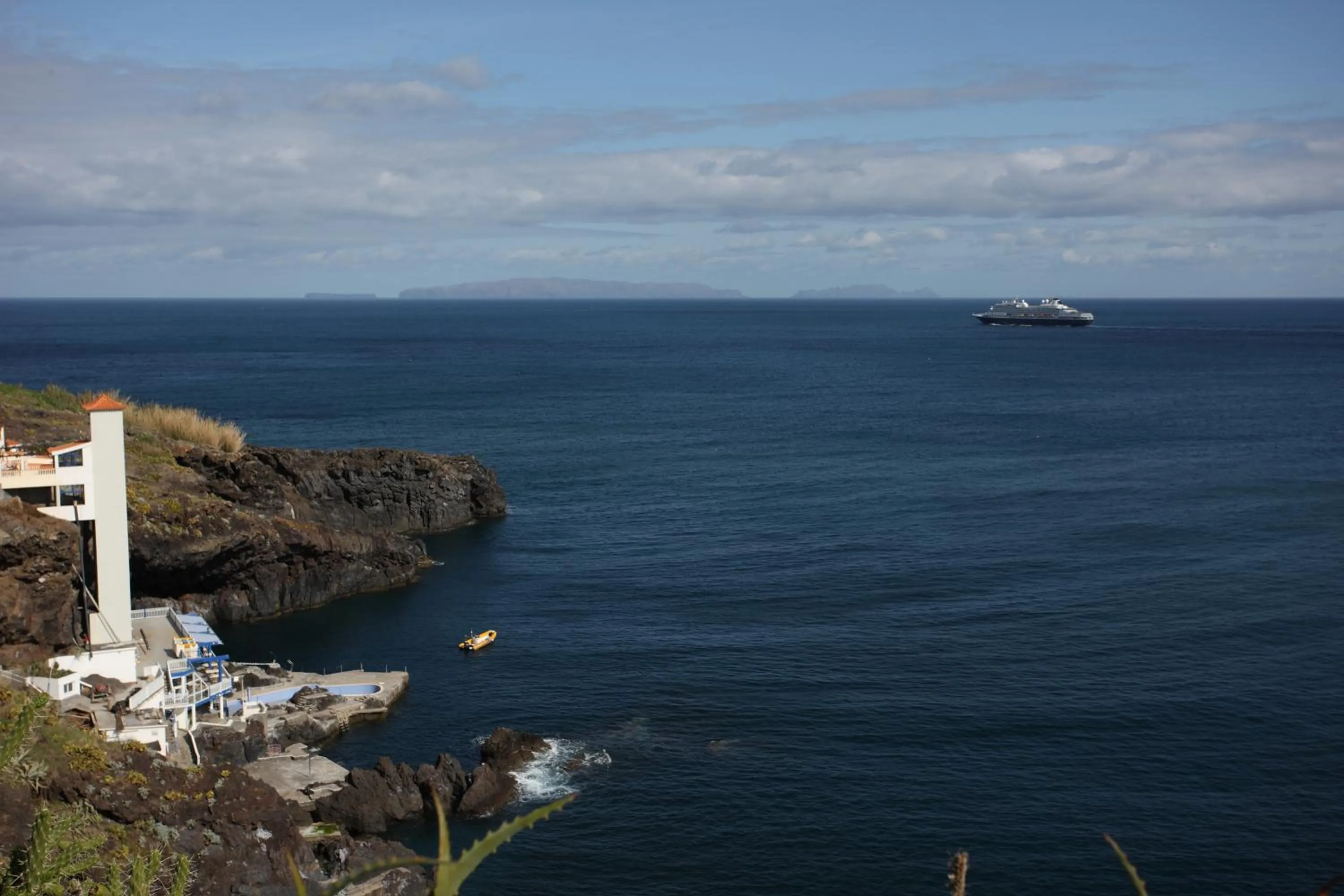 Area and facilities in Canico Bay Apartments