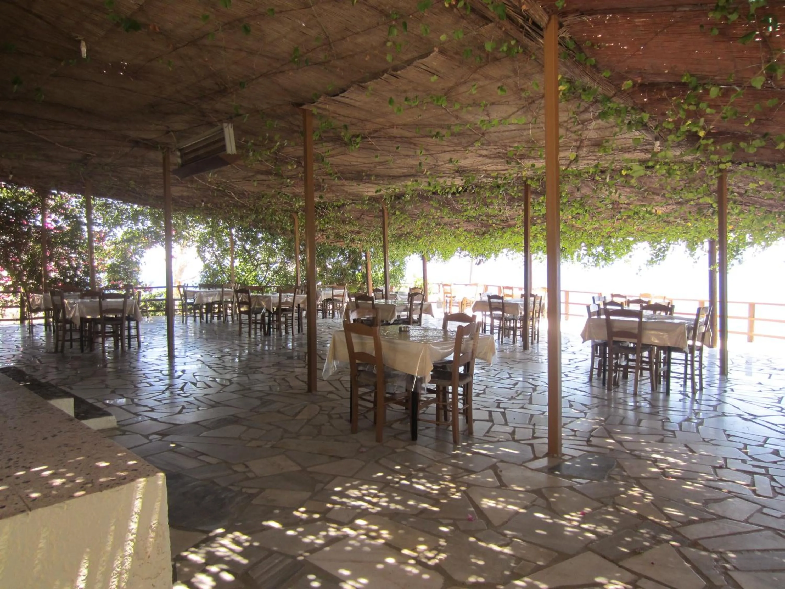 Restaurant/places to eat in Sfinias Apartments