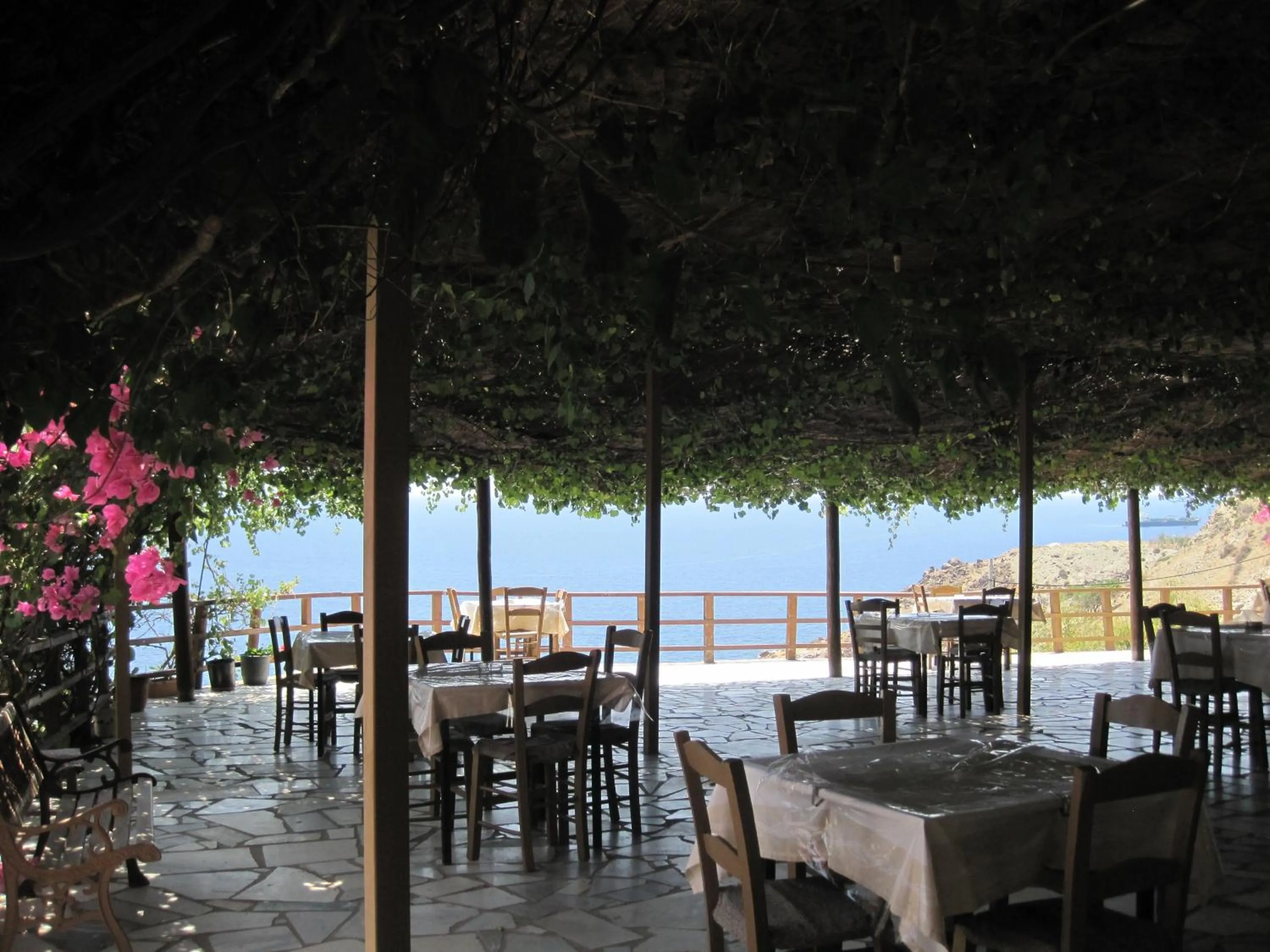 Restaurant/places to eat in Sfinias Apartments