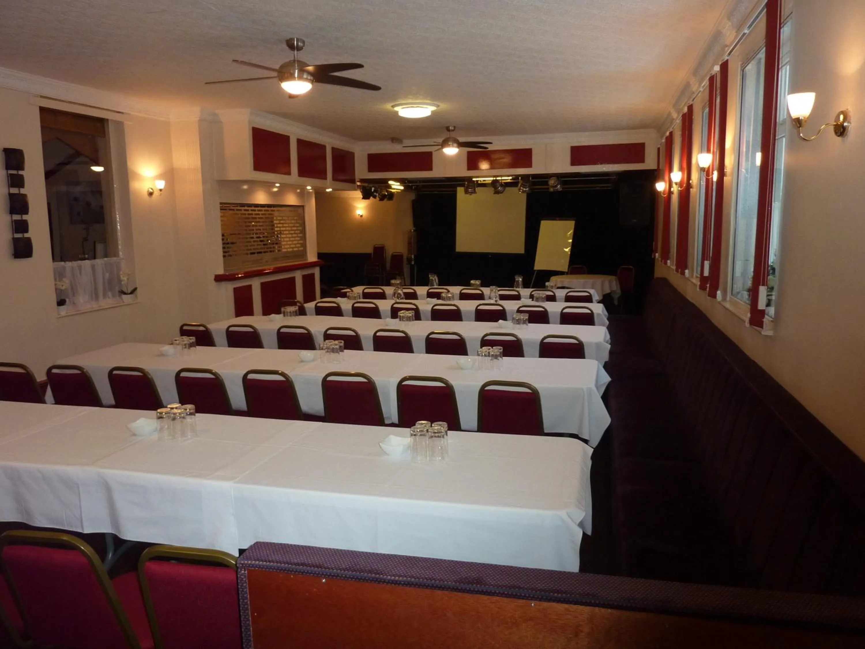 Business facilities in The Mercury