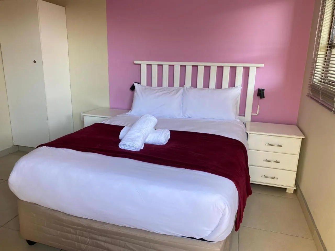 Photo of the whole room, Bed in Emampingeni lodge