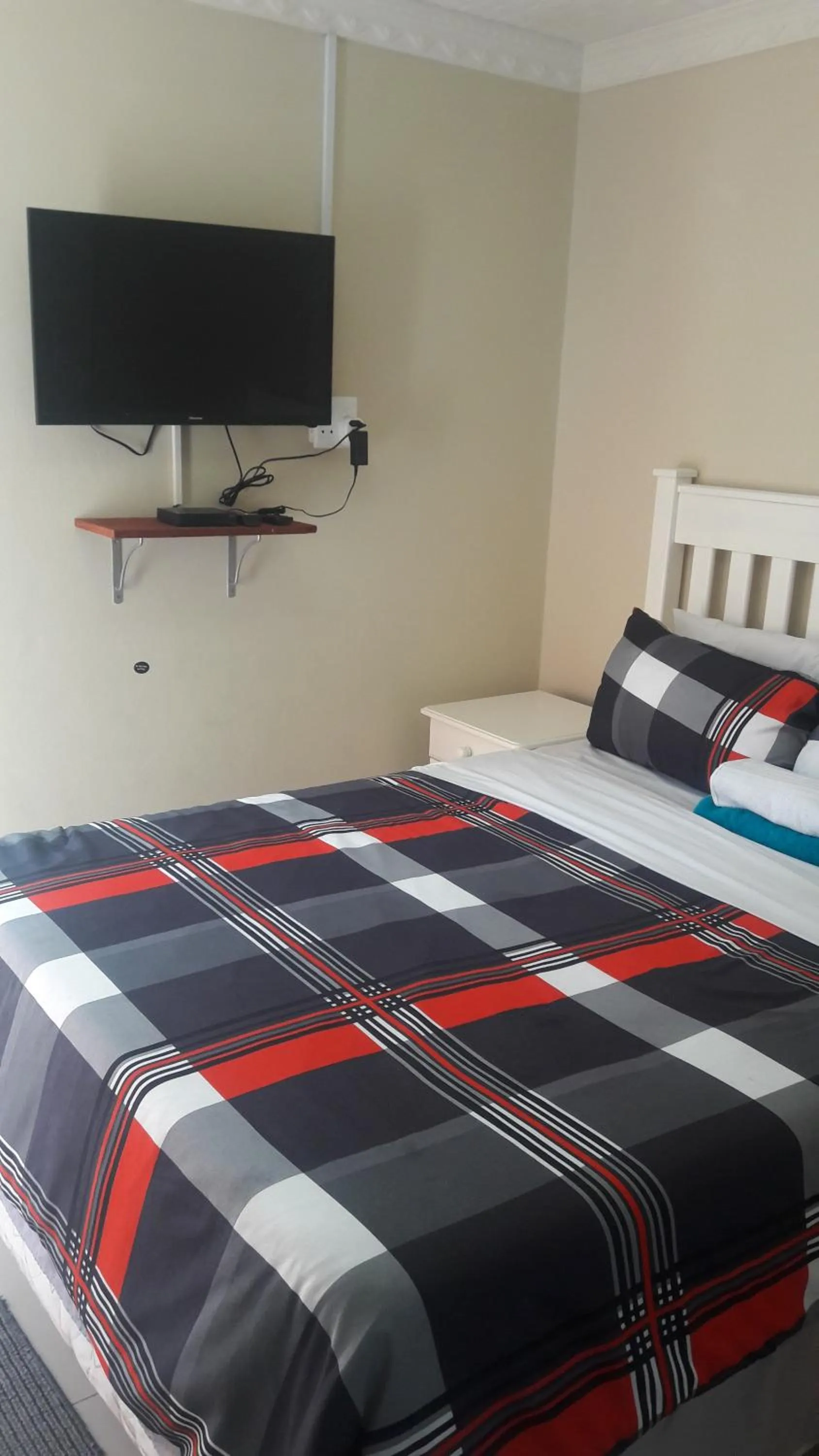 Bed in Emampingeni lodge