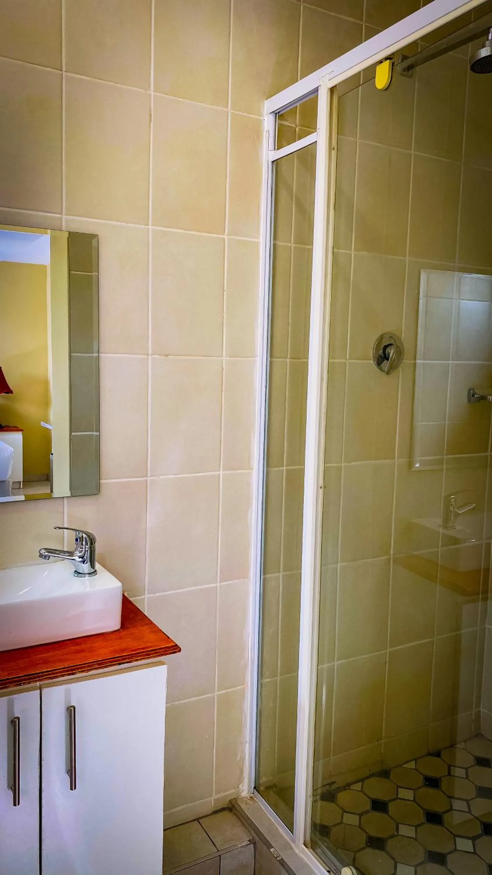 Shower in Emampingeni lodge