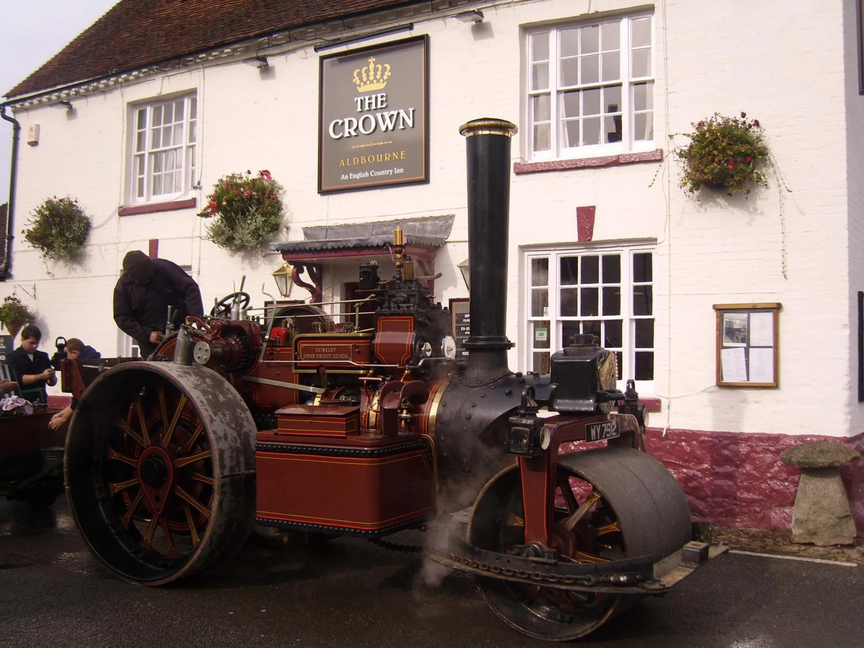 Facade/entrance in The Crown Aldbourne
