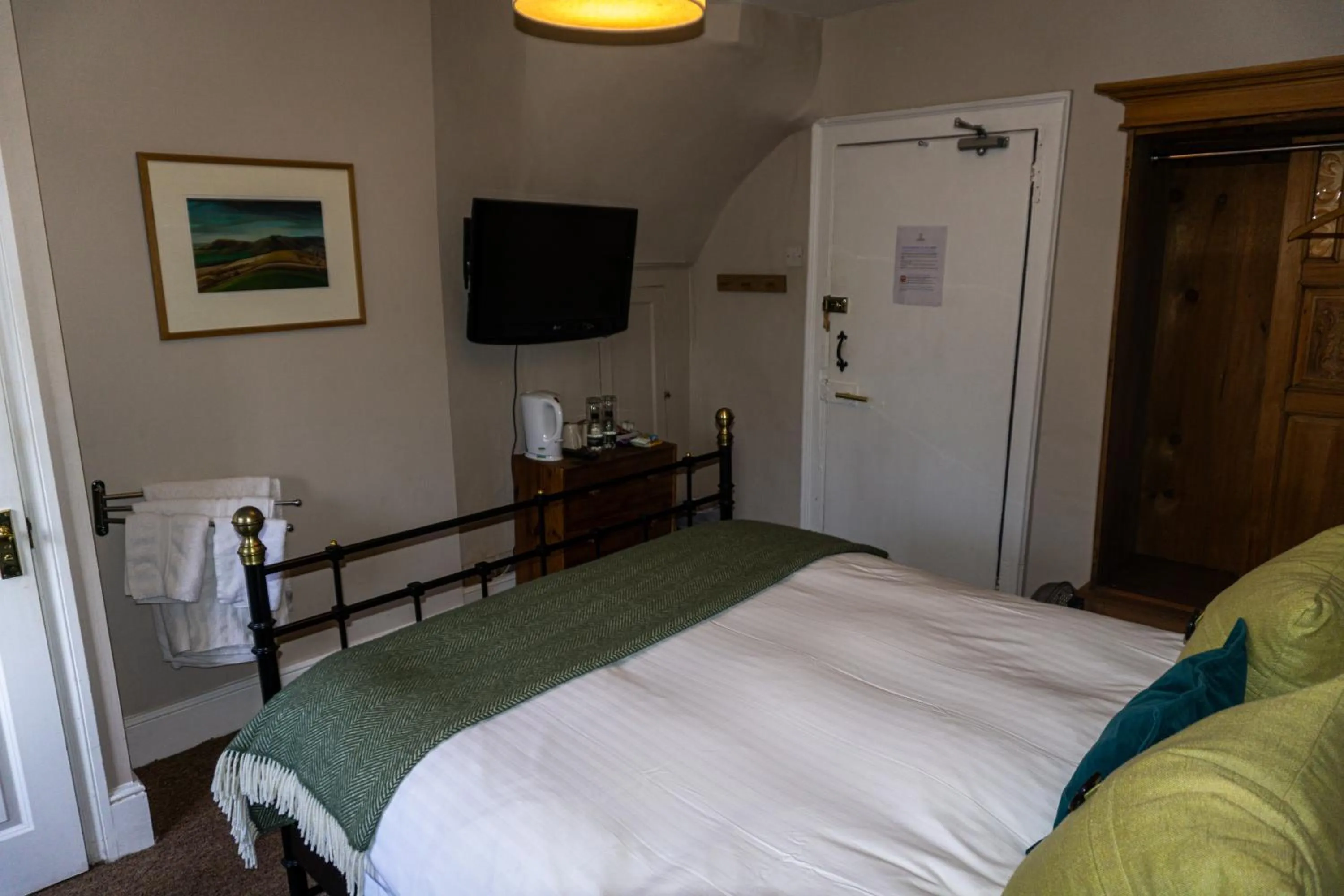 Bed in The Crown Aldbourne