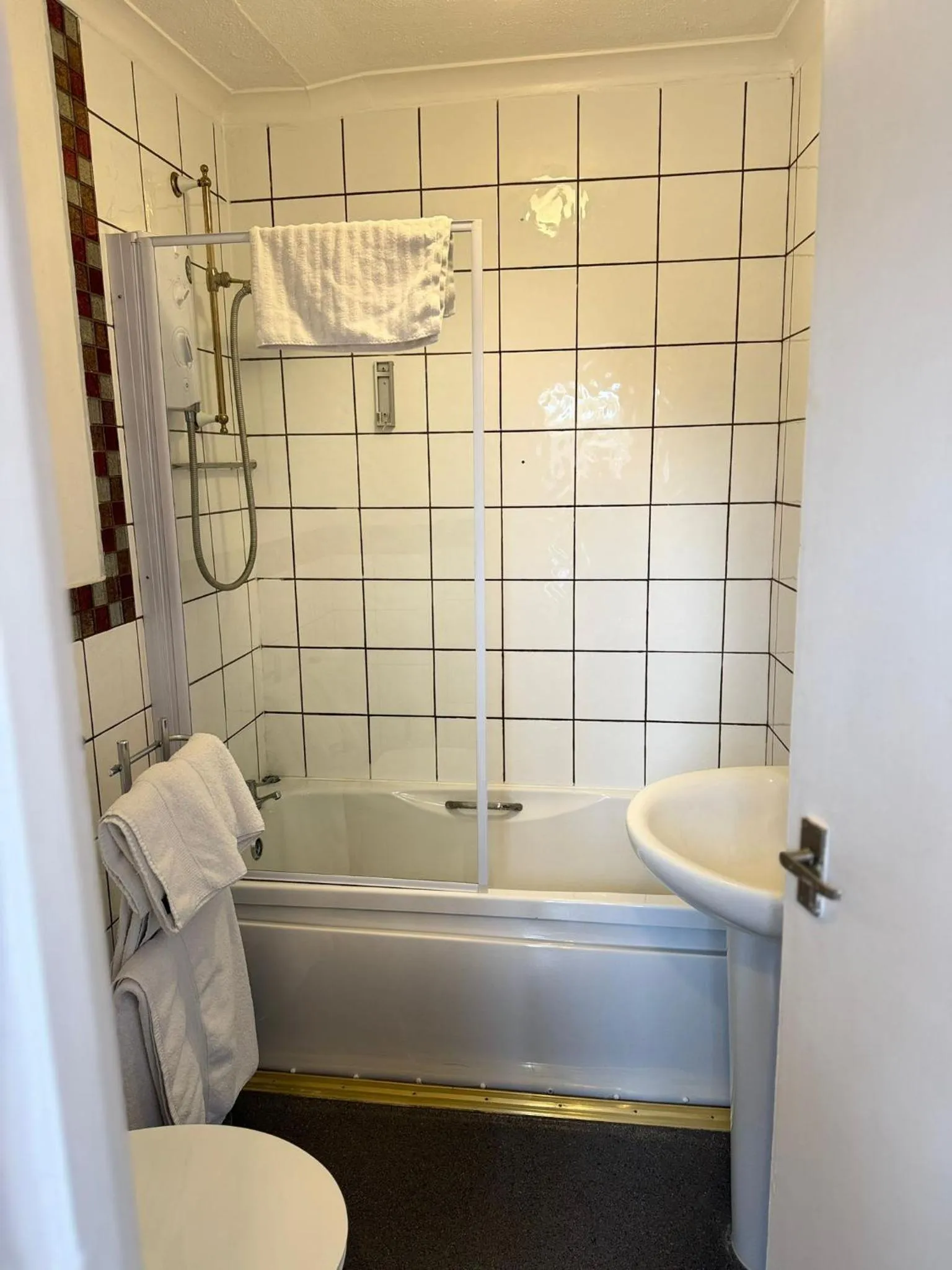 Shower in The Crown Aldbourne