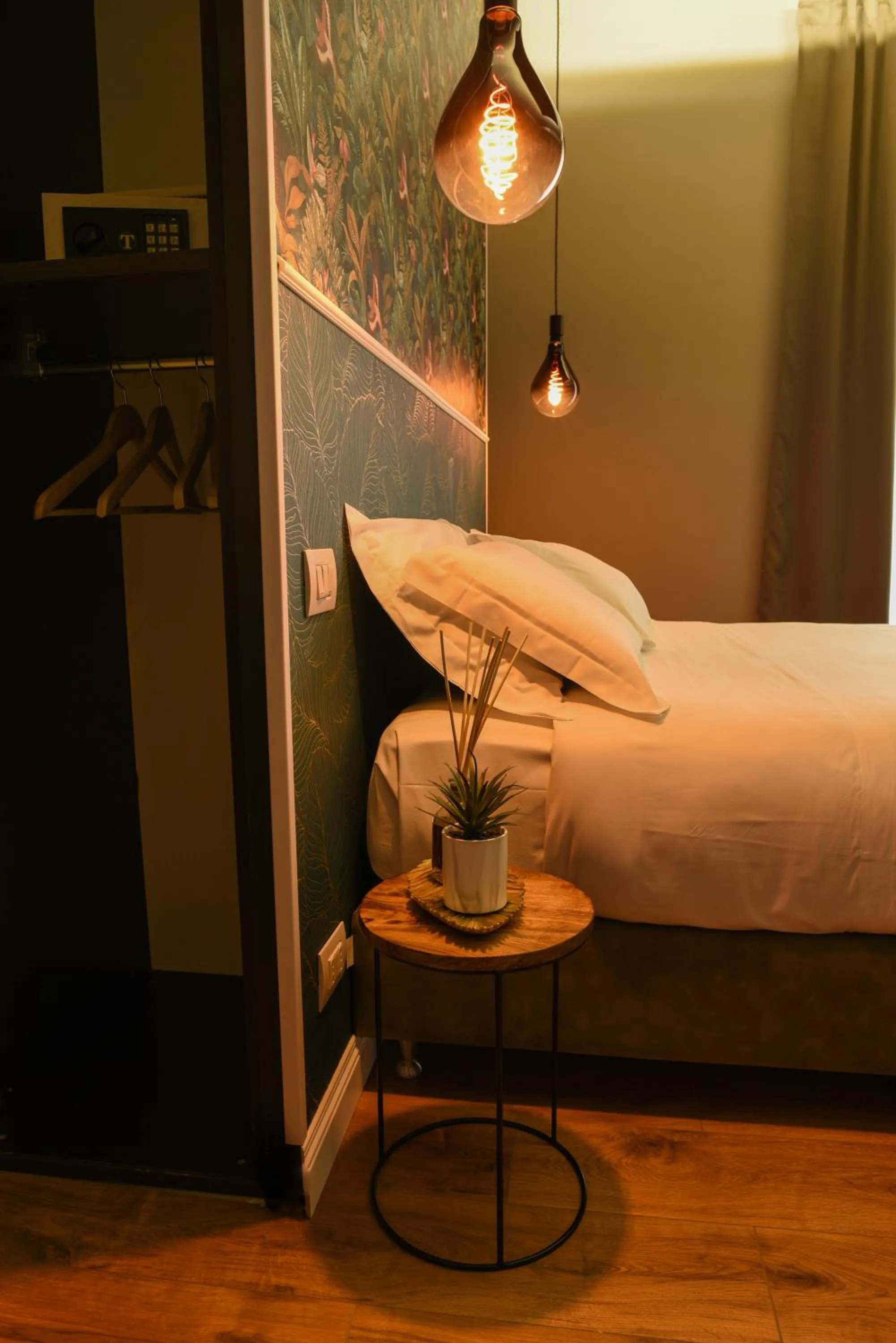 wardrobe, Bed in Il Corso Comfort Rooms