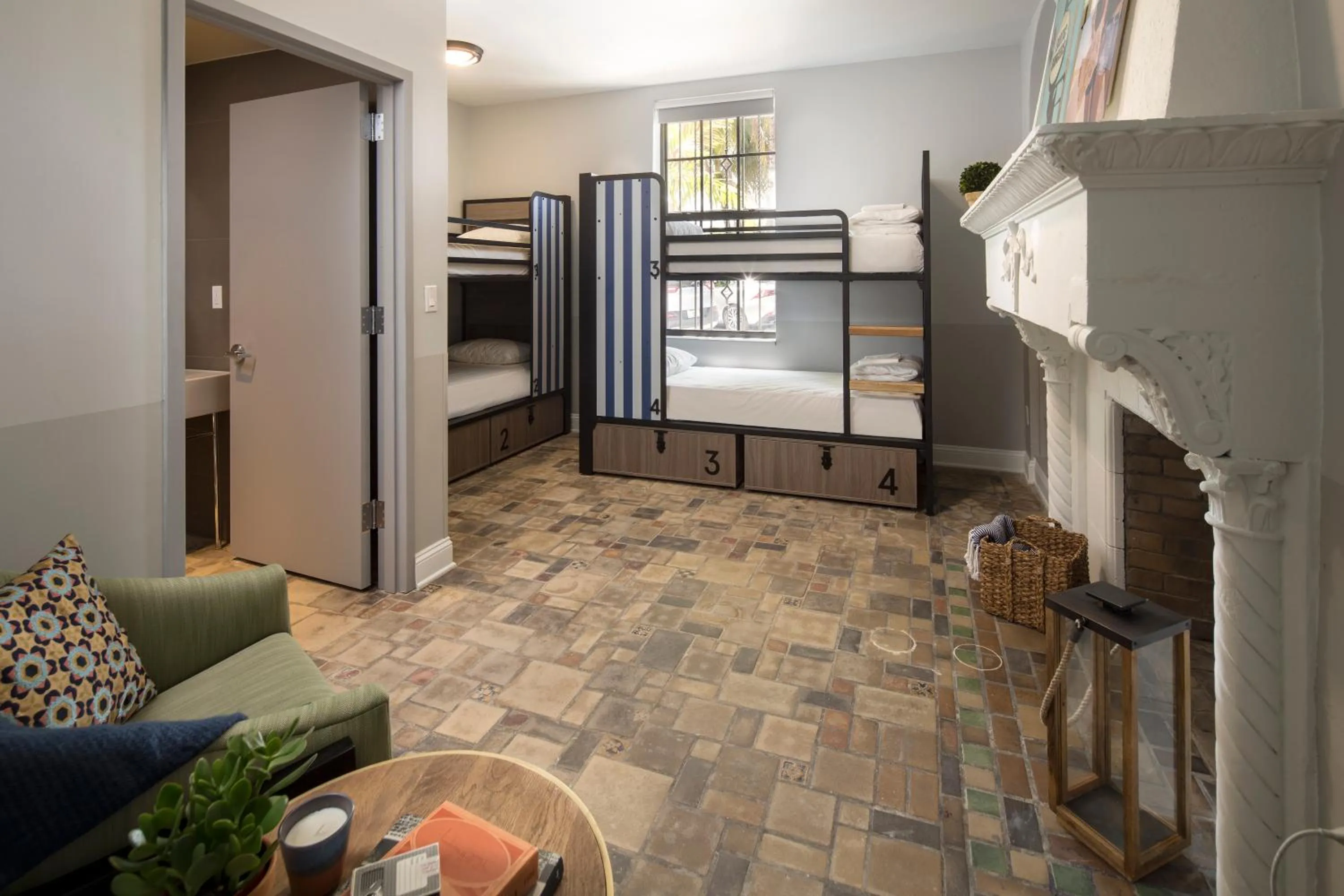 Seating area, Bed in Generator Miami