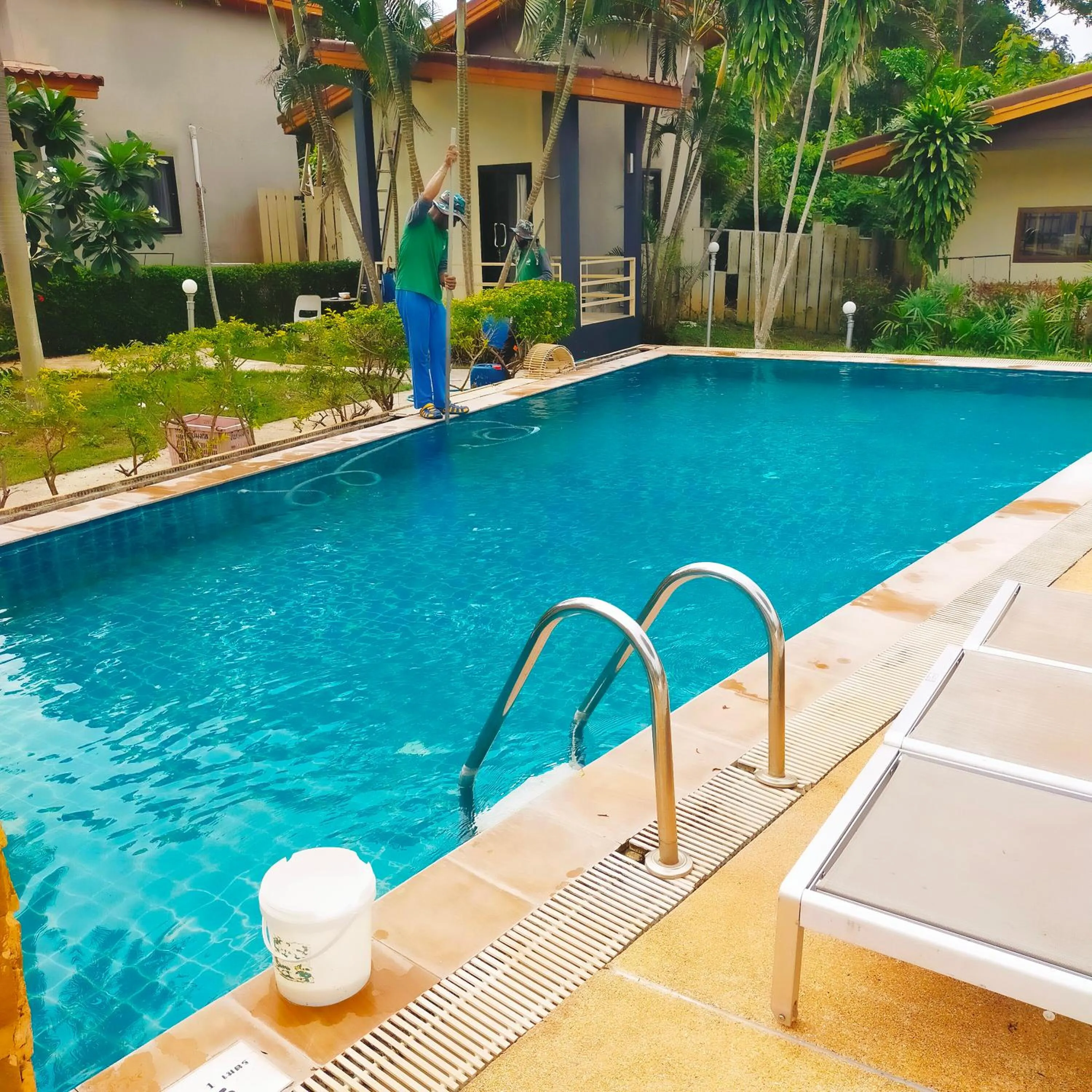 Swimming pool in Escape-Cabins
