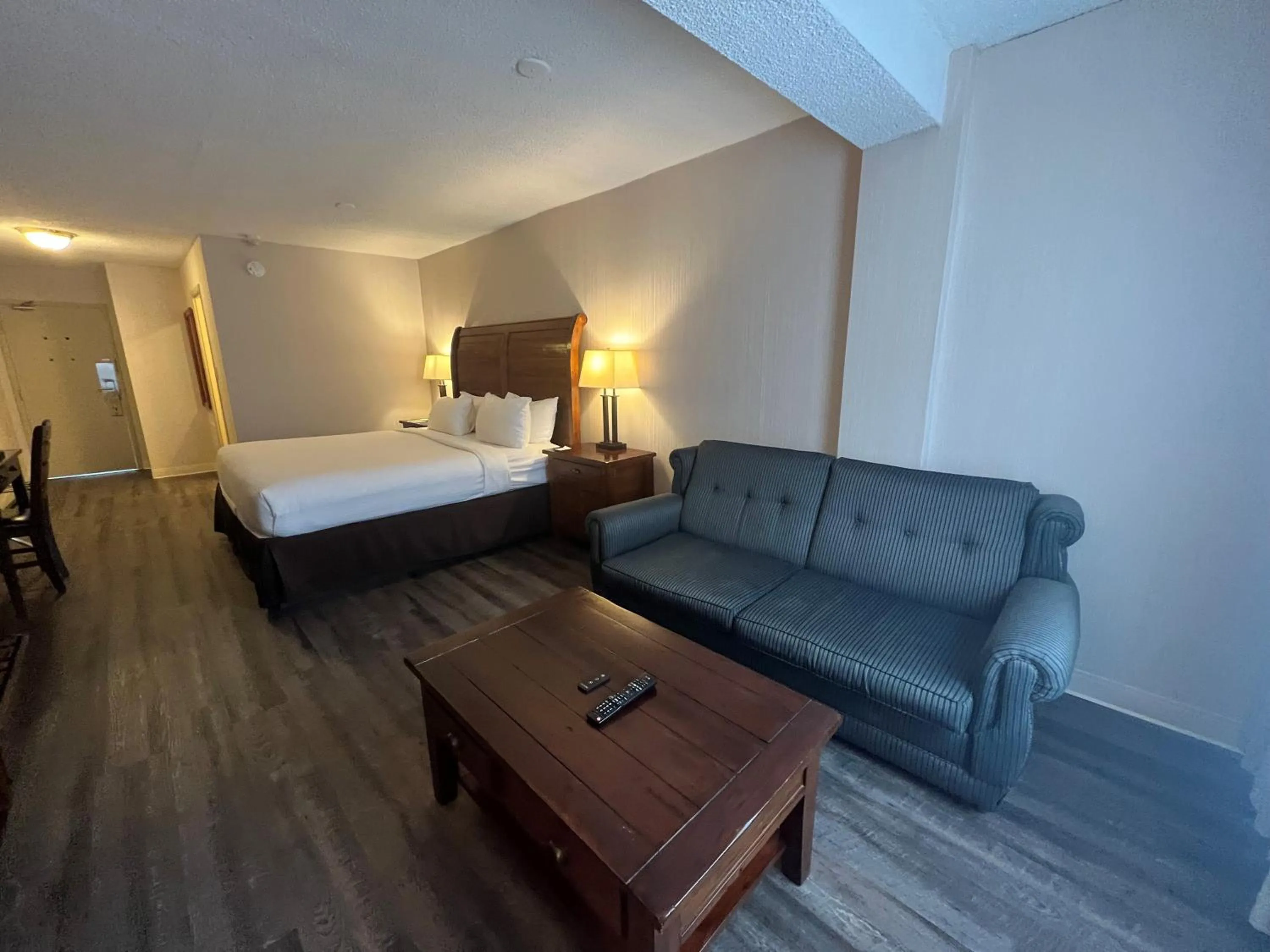 Photo of the whole room, Bed in Hidden Valley Resort, an Ascend Collection Resort