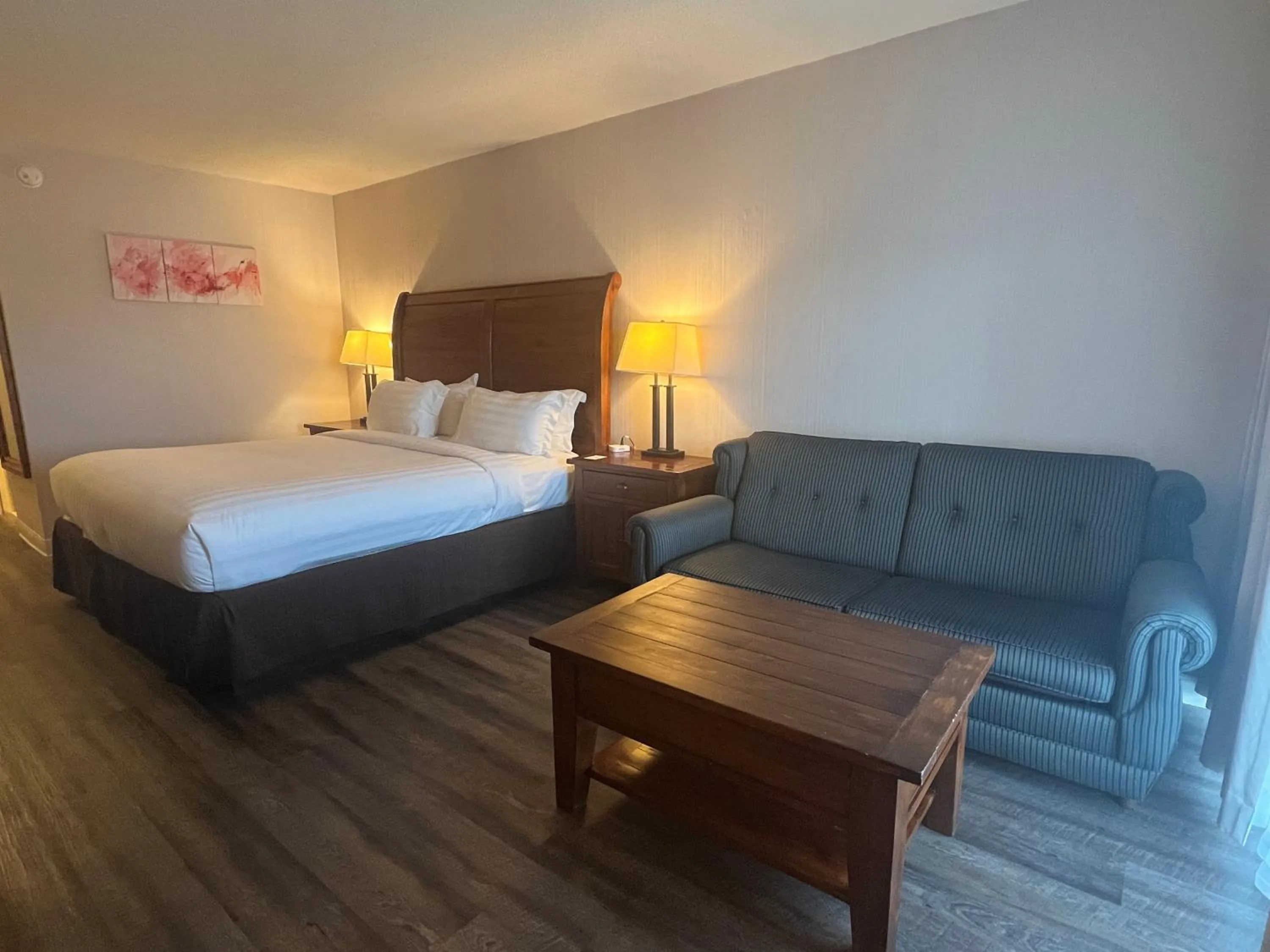 Photo of the whole room, Bed in Hidden Valley Resort, an Ascend Collection Resort