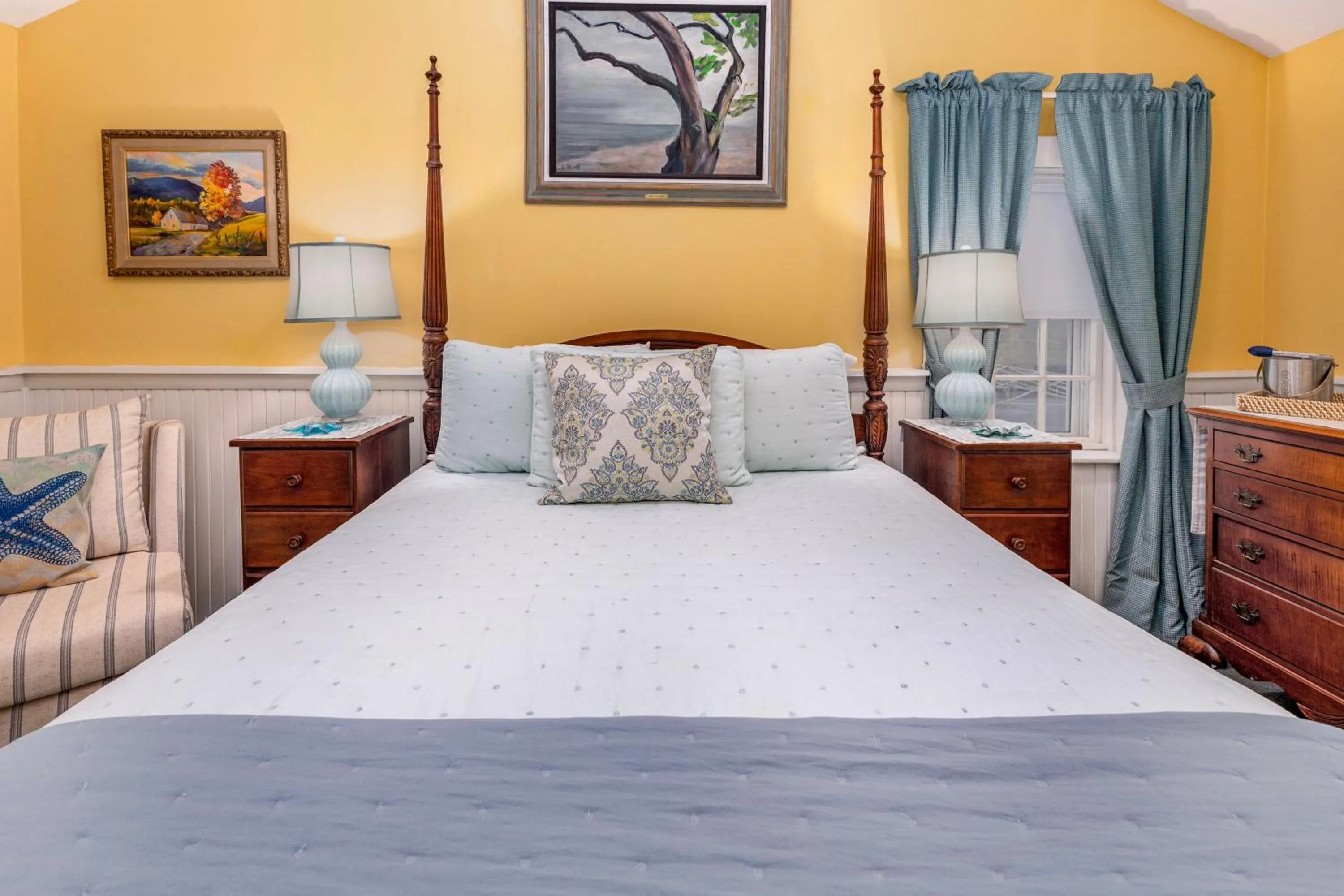 Bed in Holiday Guest House Bed & Breakfast