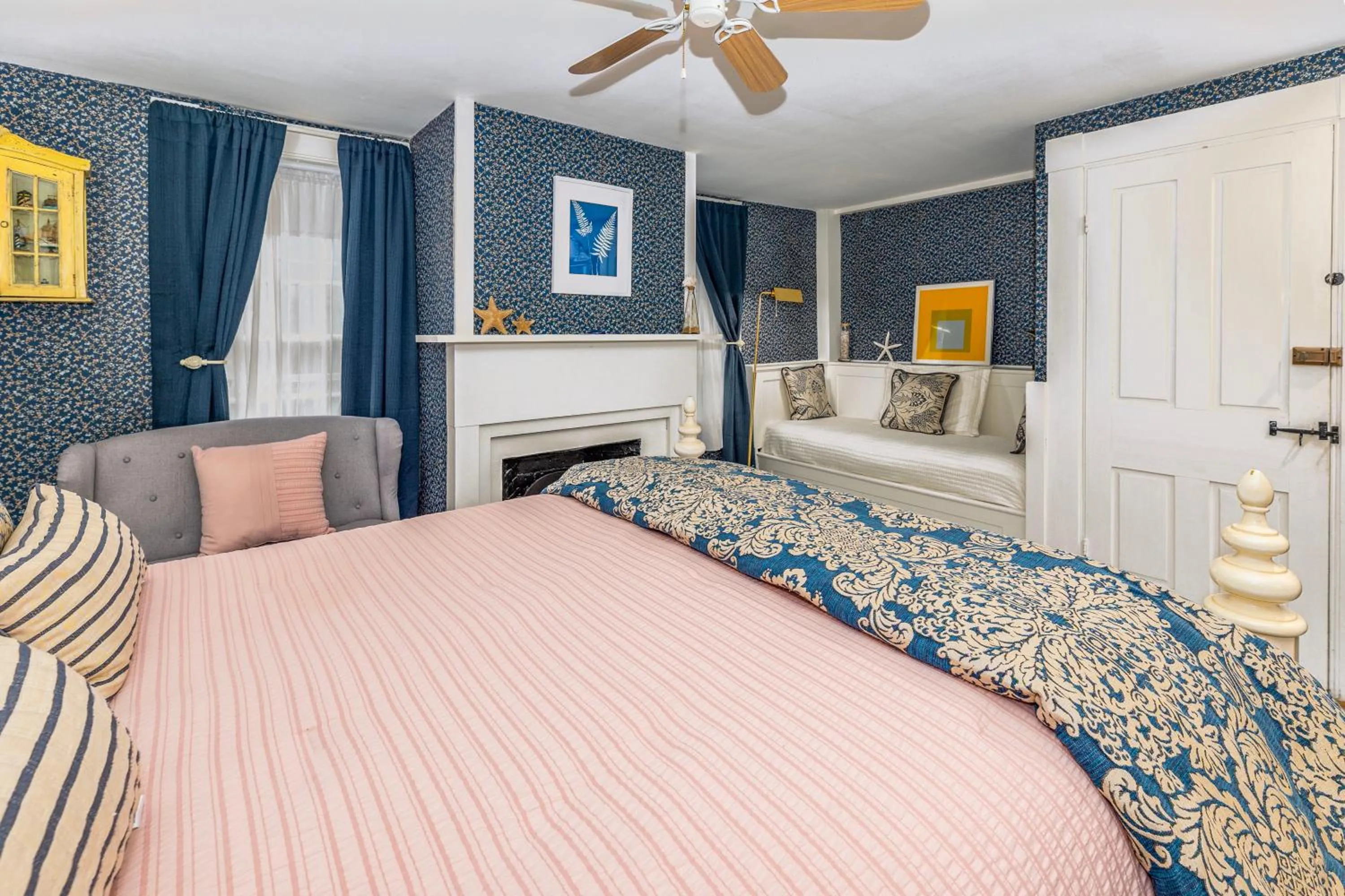 Bed in Holiday Guest House Bed & Breakfast