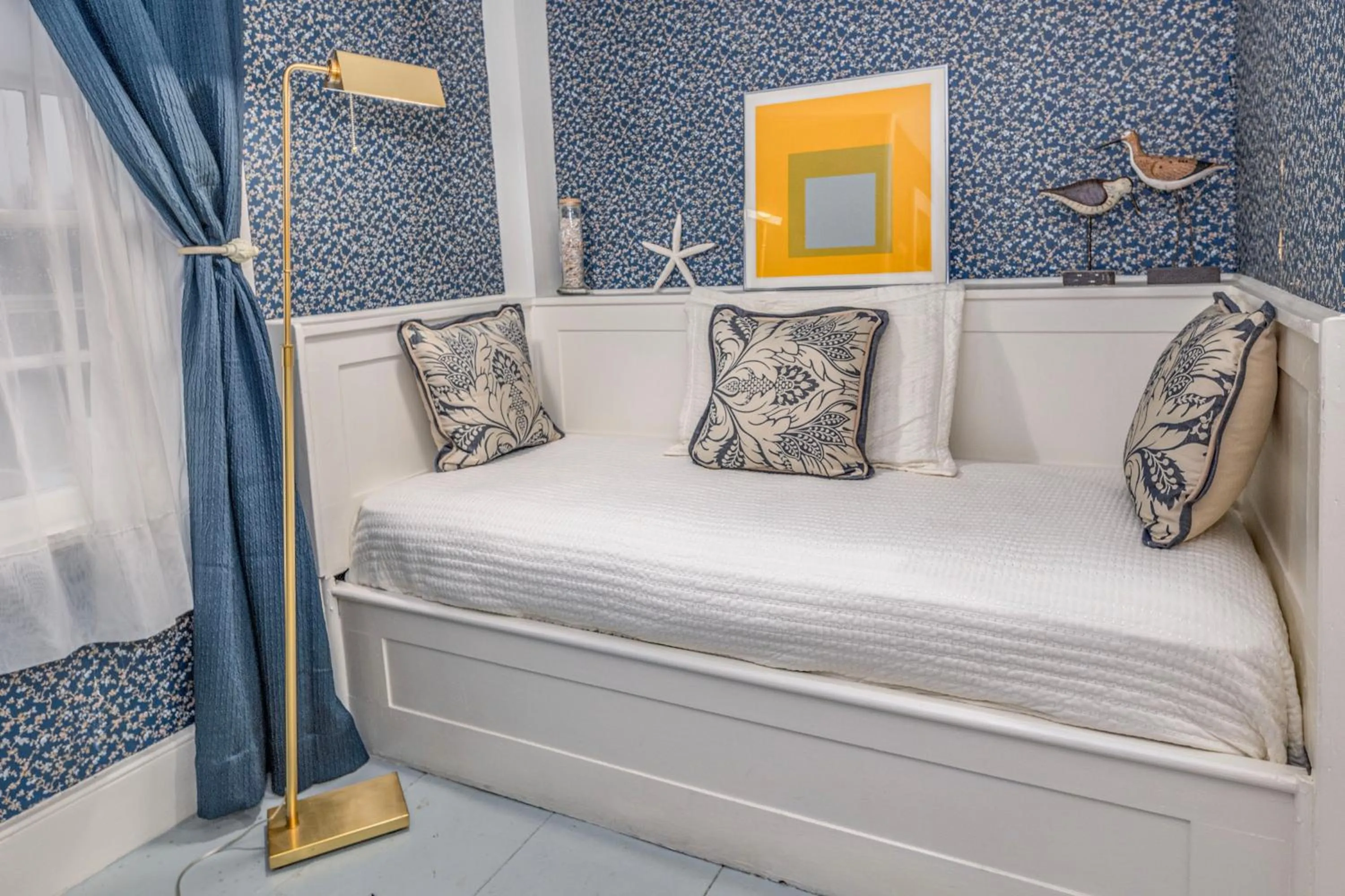 Bed in Holiday Guest House Bed & Breakfast