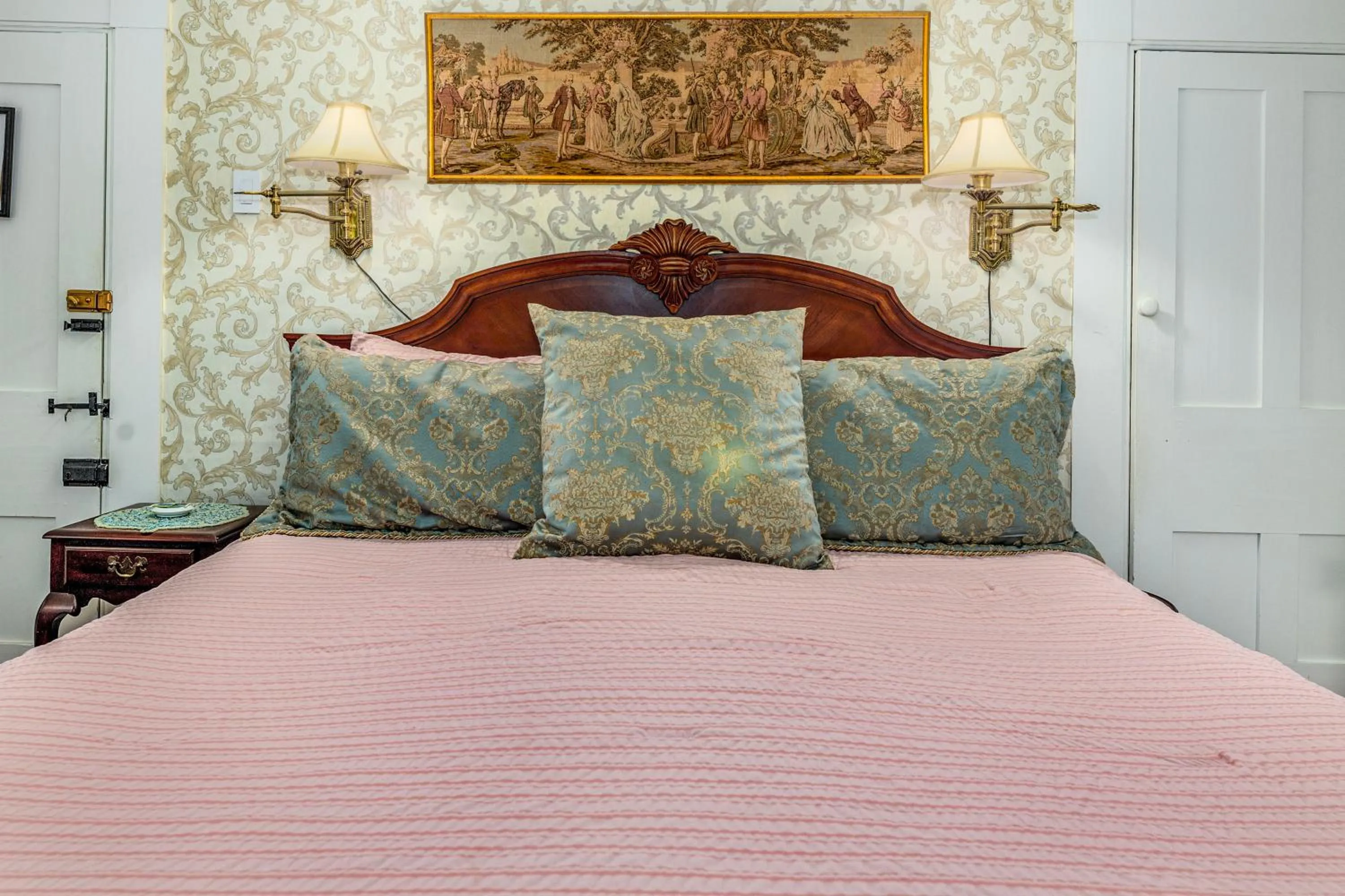 Bed in Holiday Guest House Bed & Breakfast