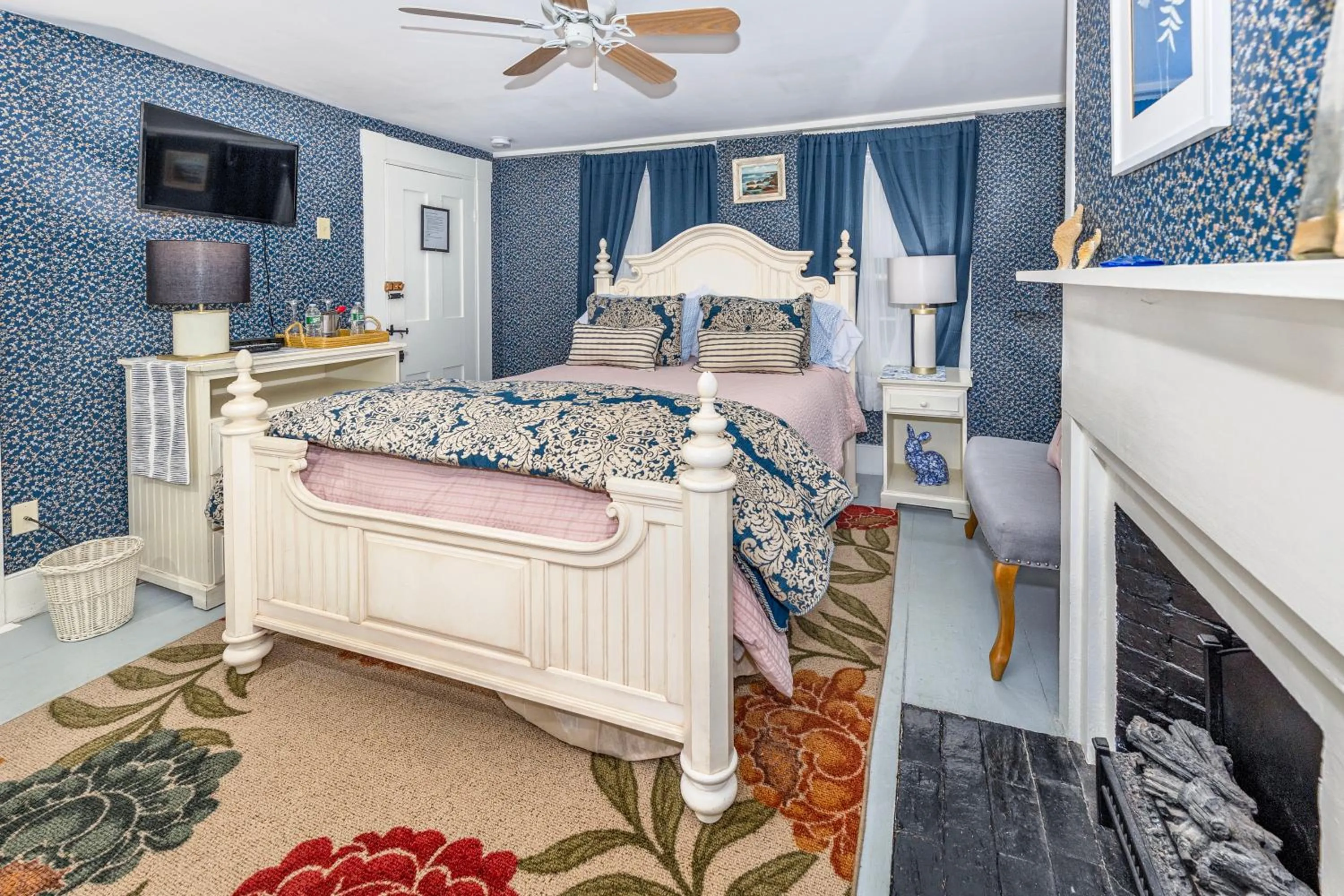 Bed in Holiday Guest House Bed & Breakfast