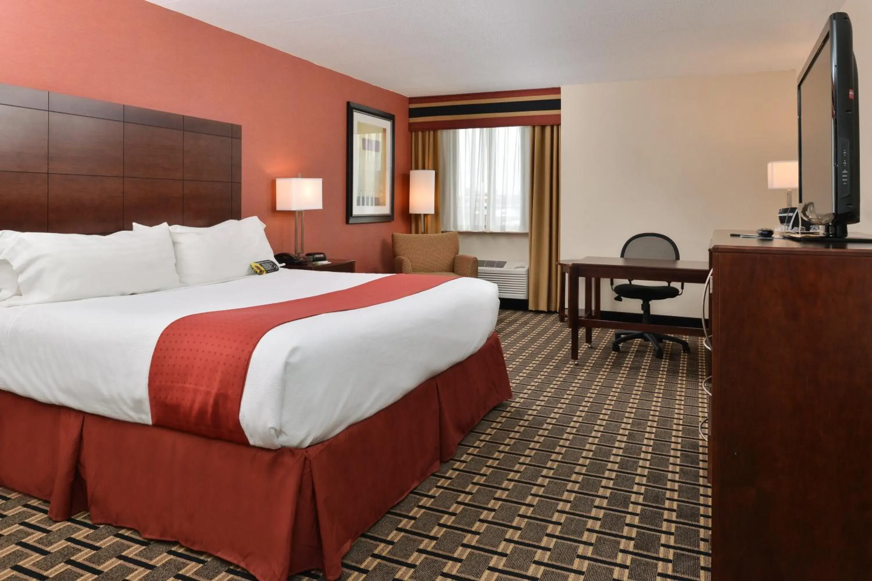 Standard King Room in Holiday Inn New London by IHG Standard King Room in Holiday Inn New London by IHG
