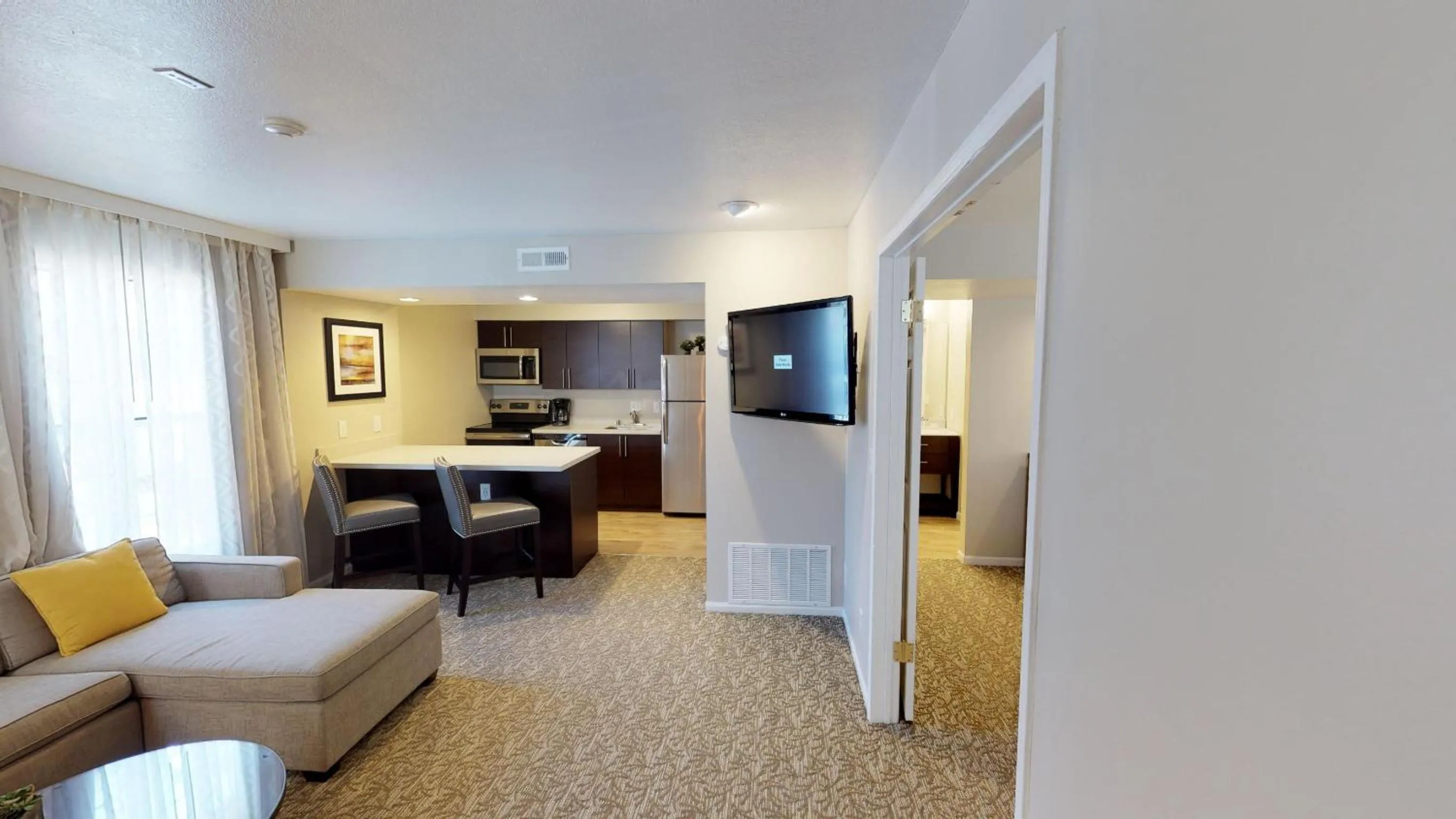 TV and multimedia in Chase Suite Hotel Newark Fremont