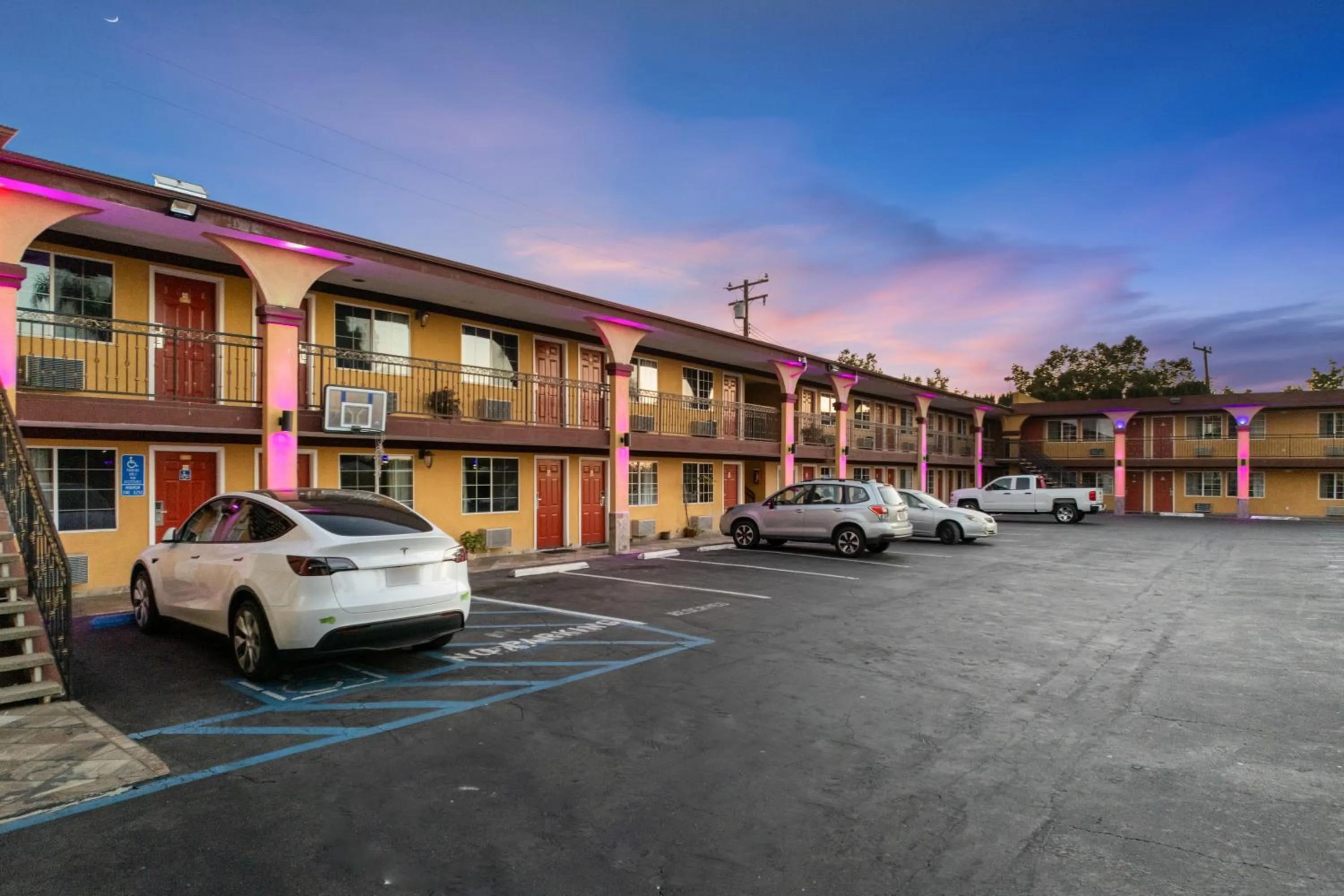 Sky Palm Motel - Orange