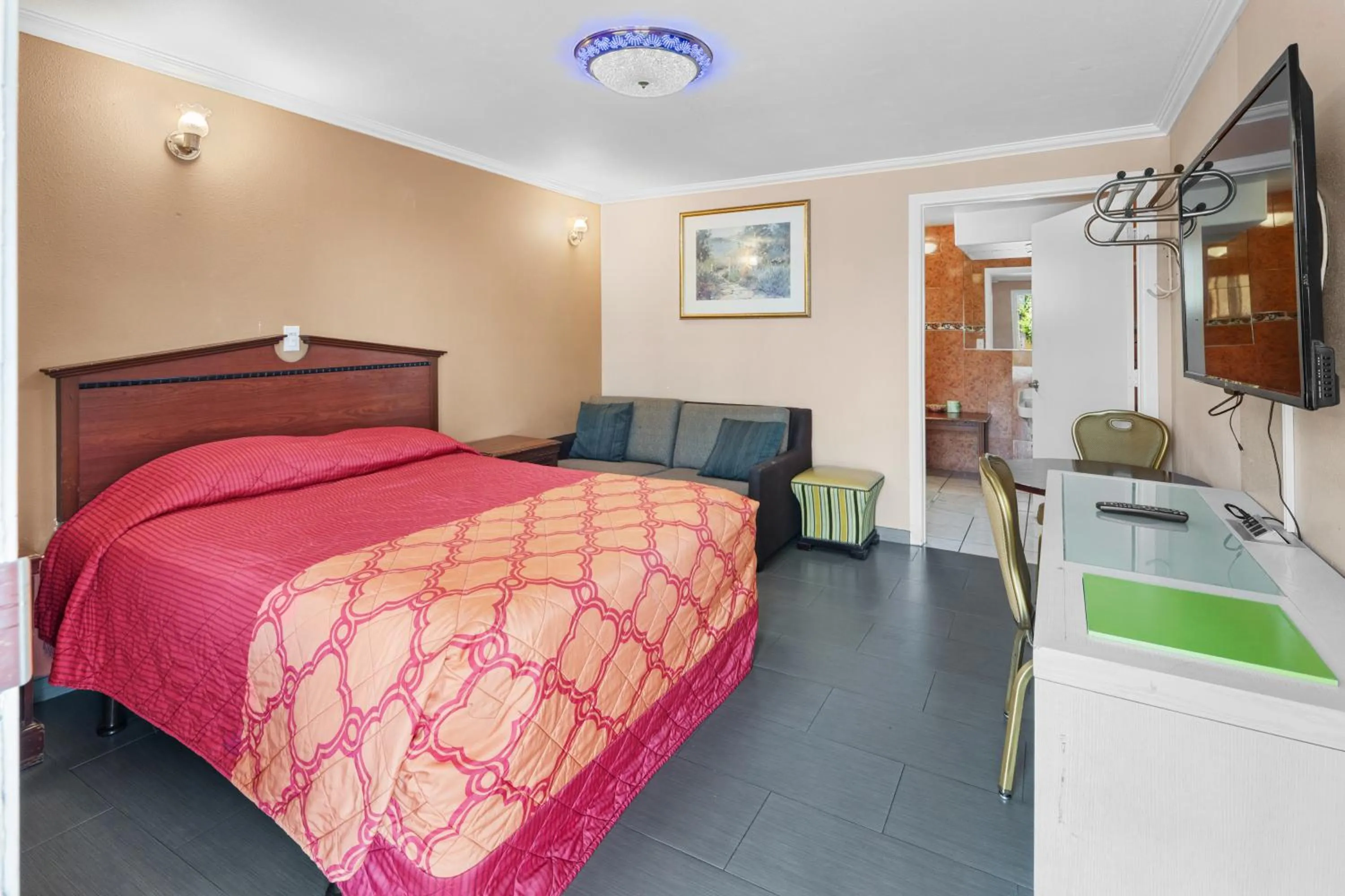 Bed in Sky Palm Motel - Orange