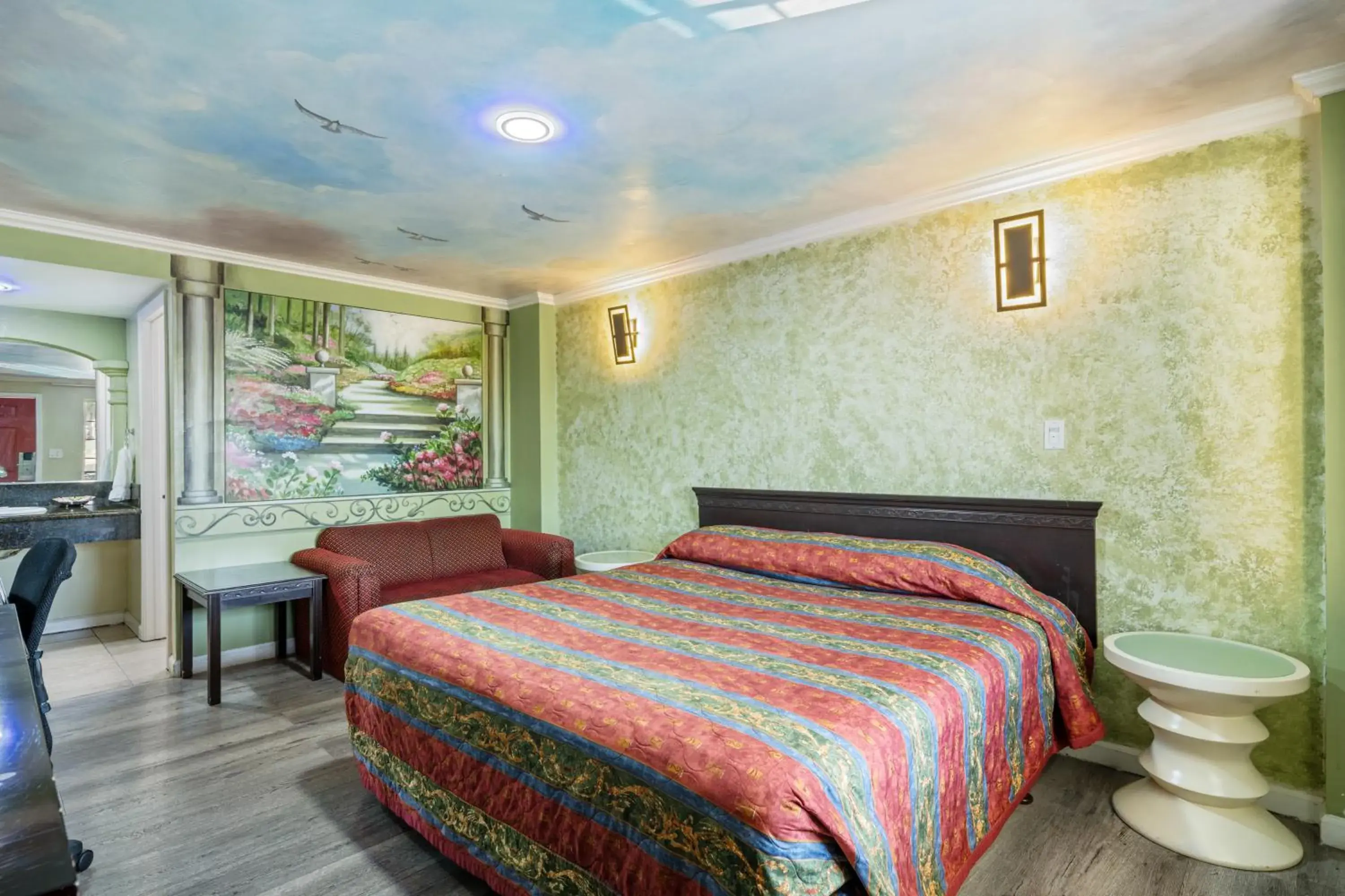 King Room in Sky Palm Motel - Orange King Room in Sky Palm Motel - Orange