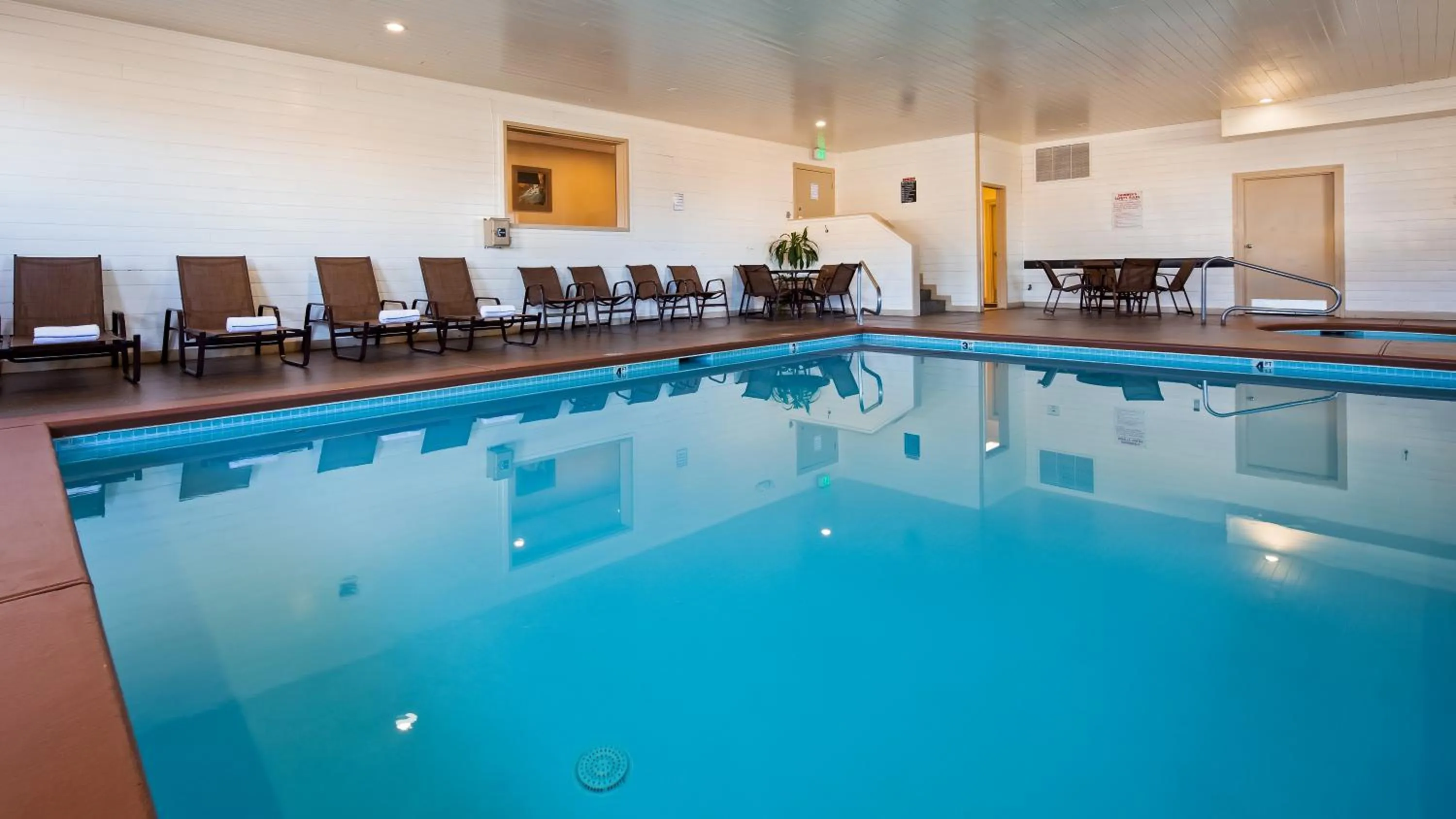 Swimming pool in Best Western Inn & Suites