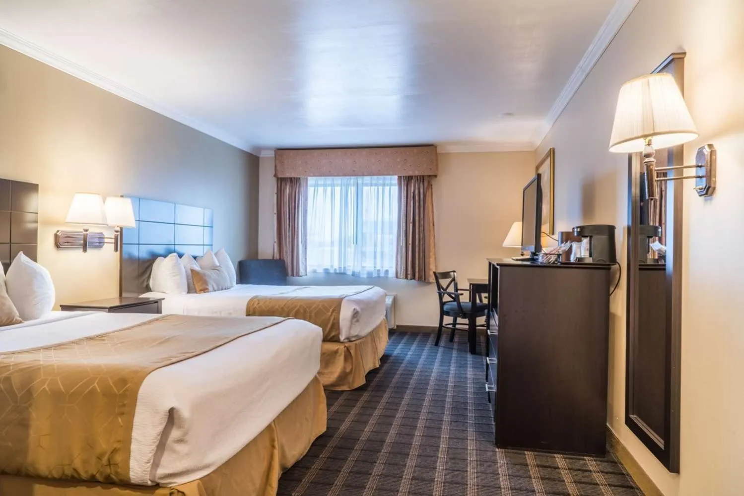 Photo of the whole room, Bed in Best Western Inn & Suites