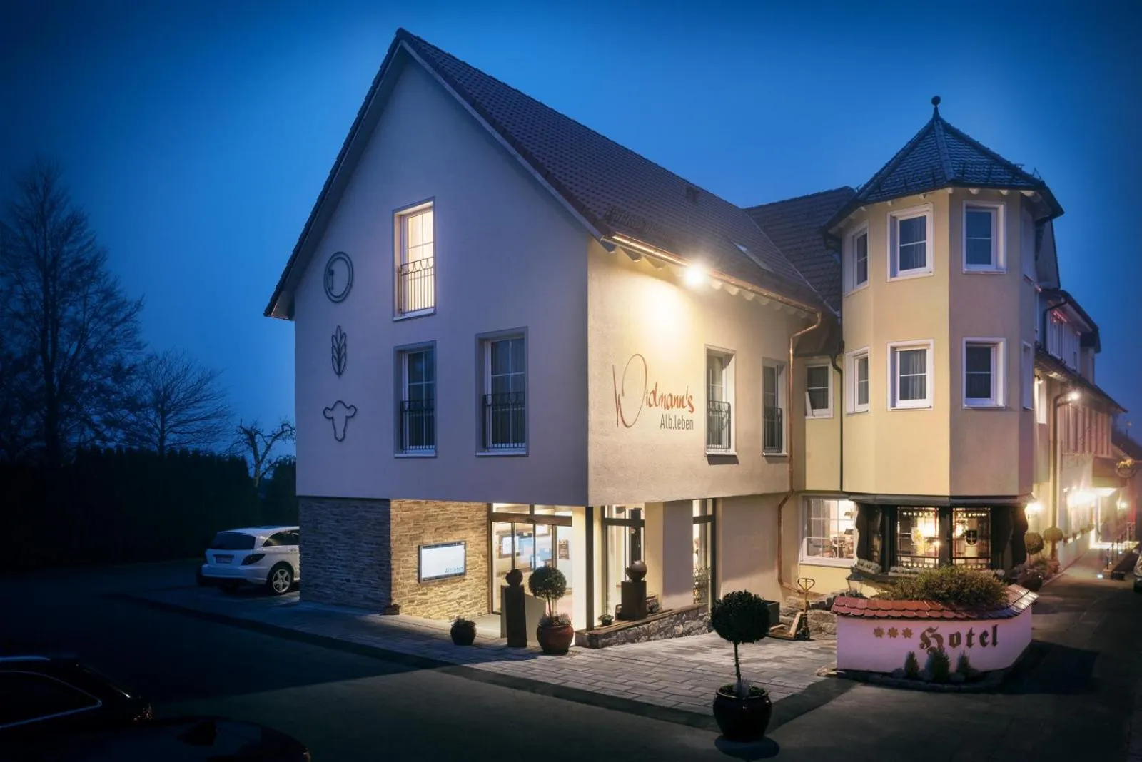 Facade/entrance in Widmann's Löwen