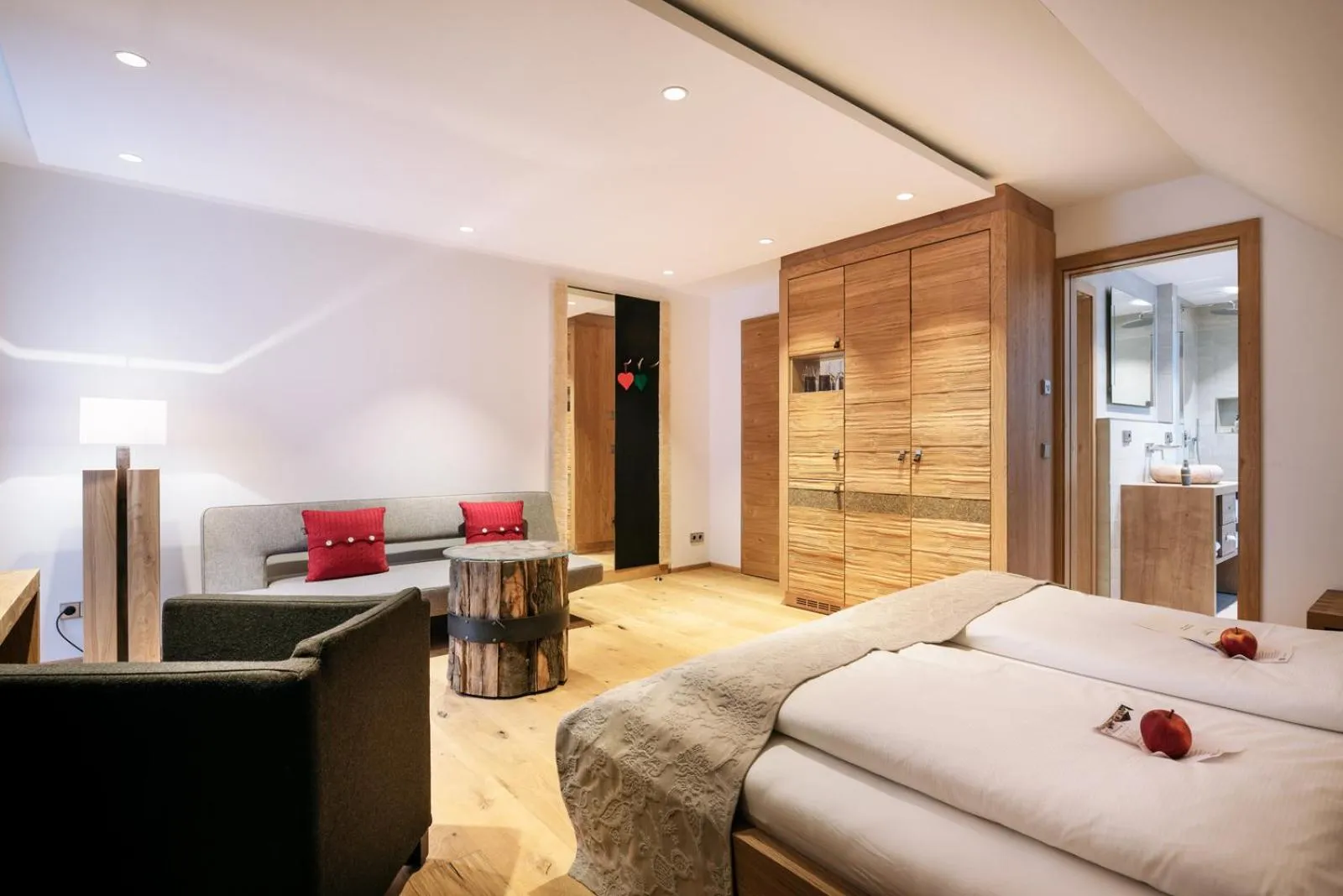 Photo of the whole room, Bed in Widmann's Löwen