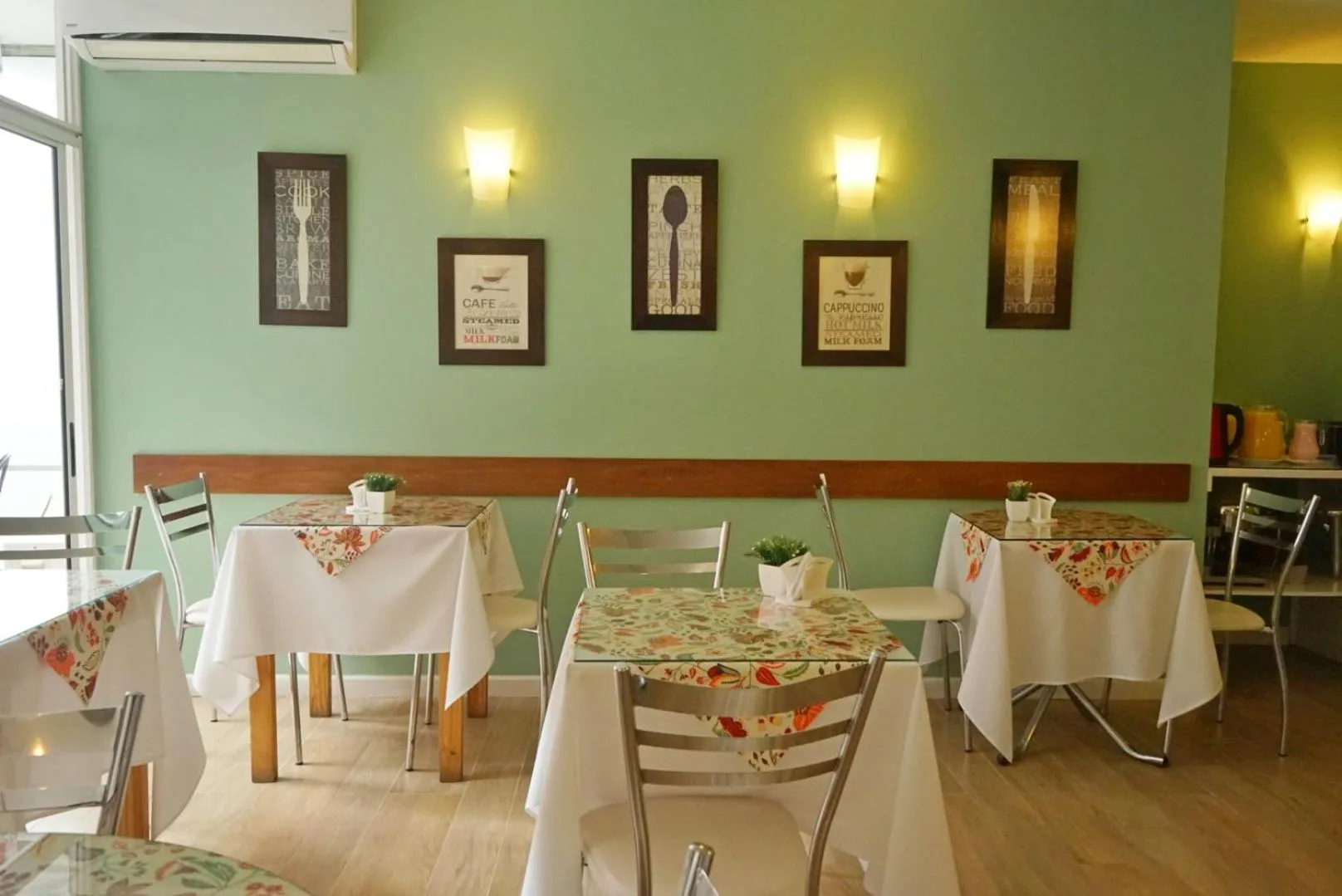 Lounge or bar in De la Plaza Hotel