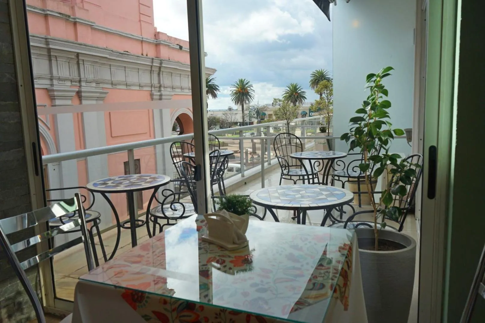 Lounge or bar in De la Plaza Hotel