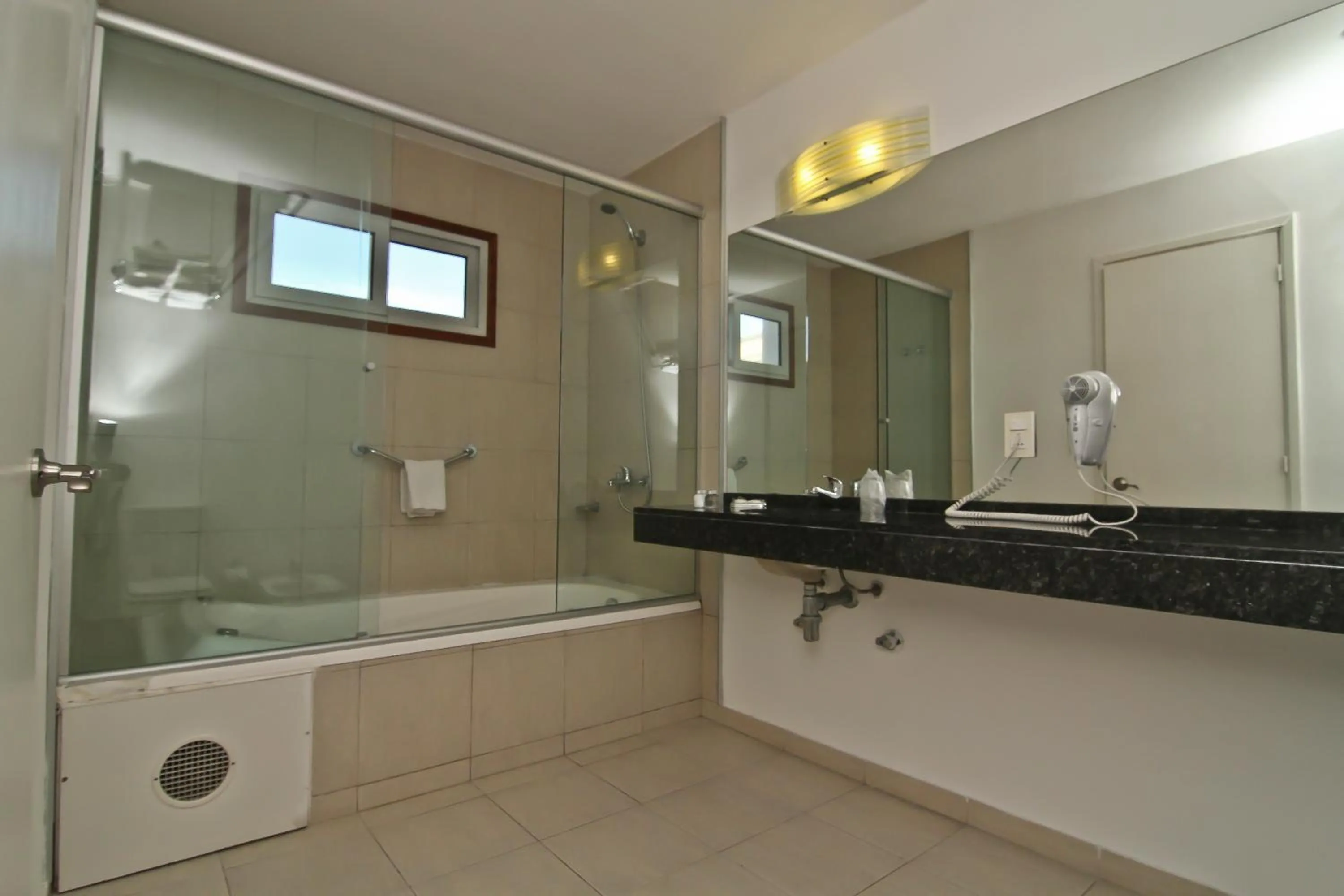 Bathroom in De la Plaza Hotel