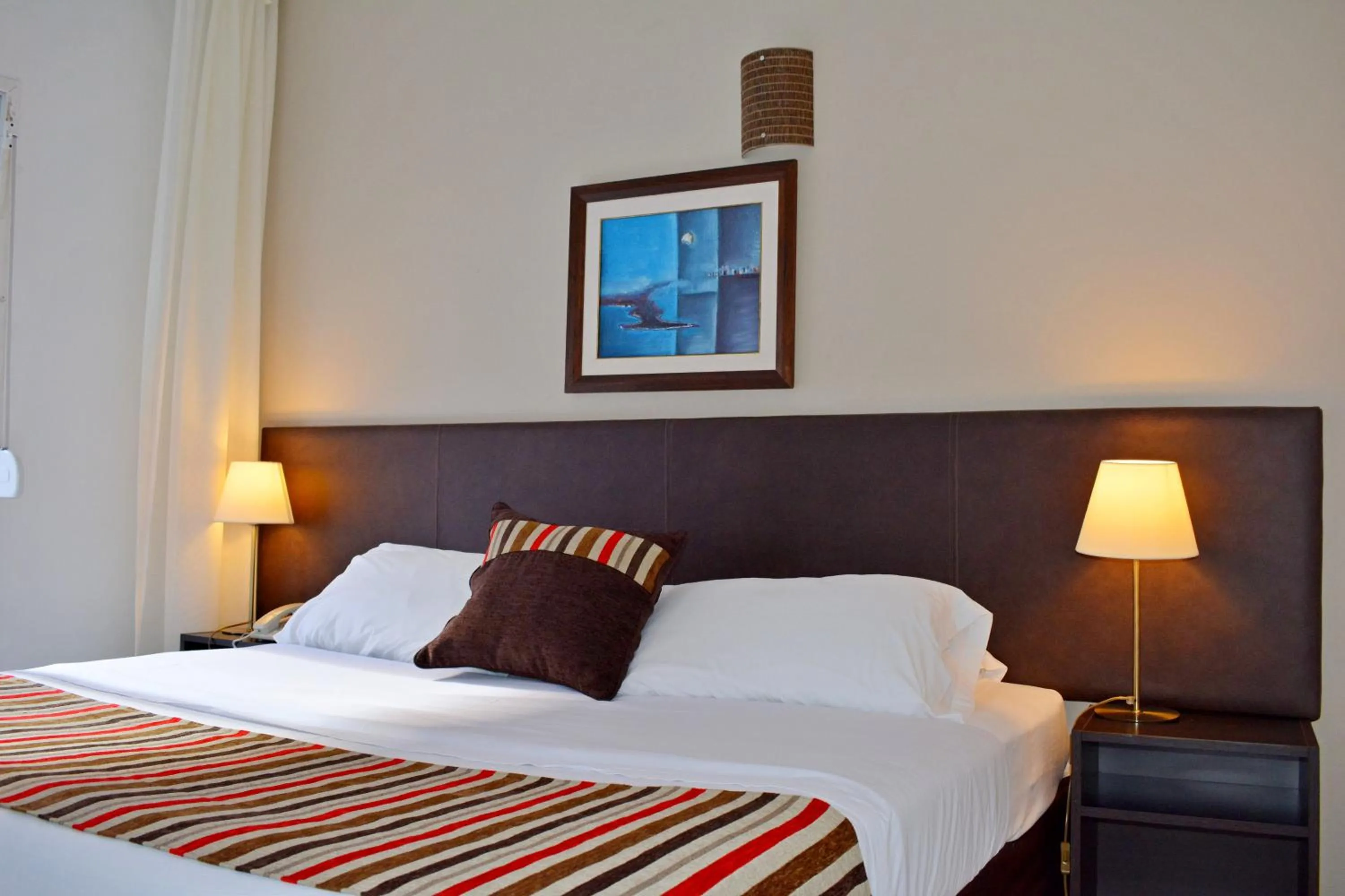 Bed in De la Plaza Hotel