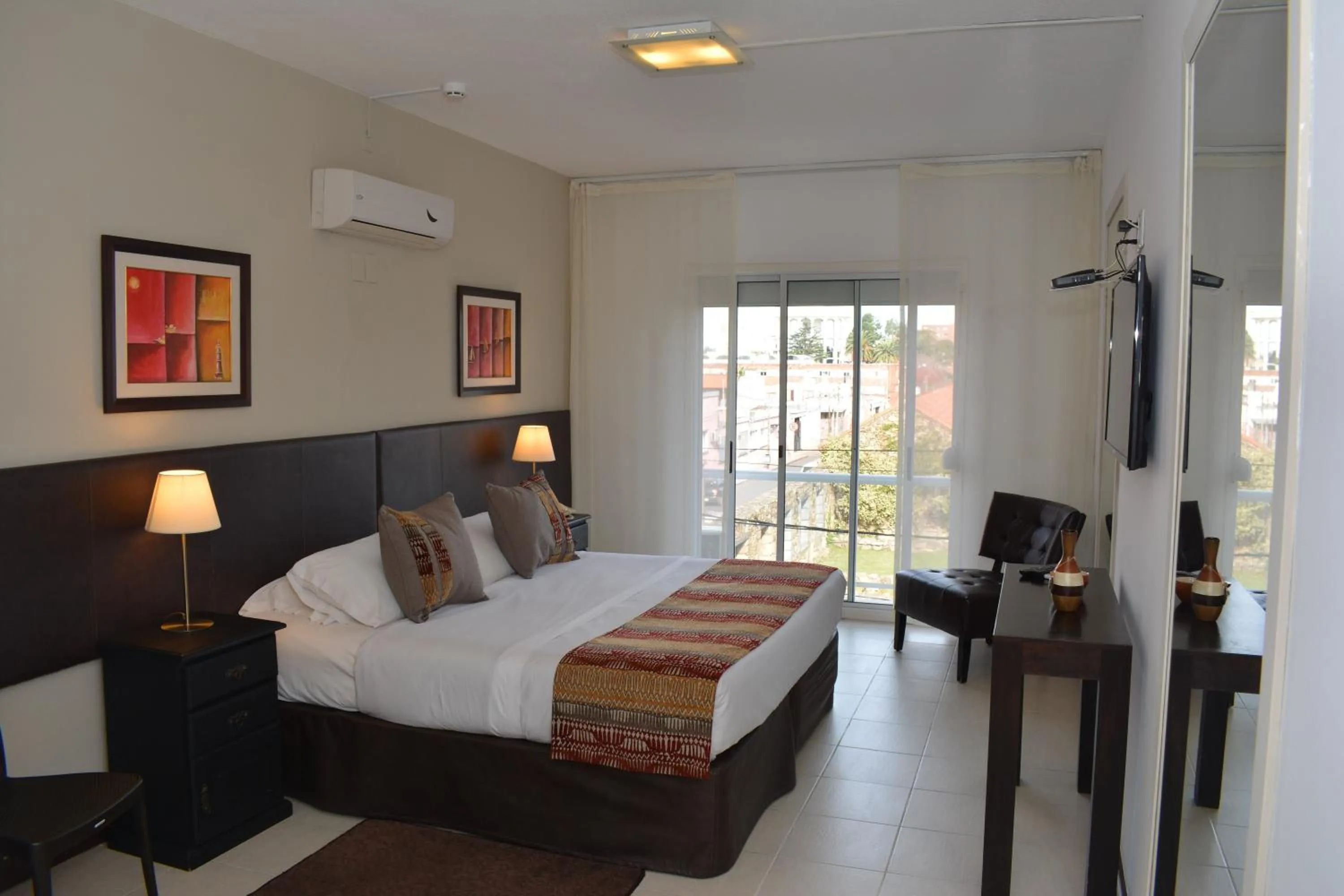 Bed in De la Plaza Hotel