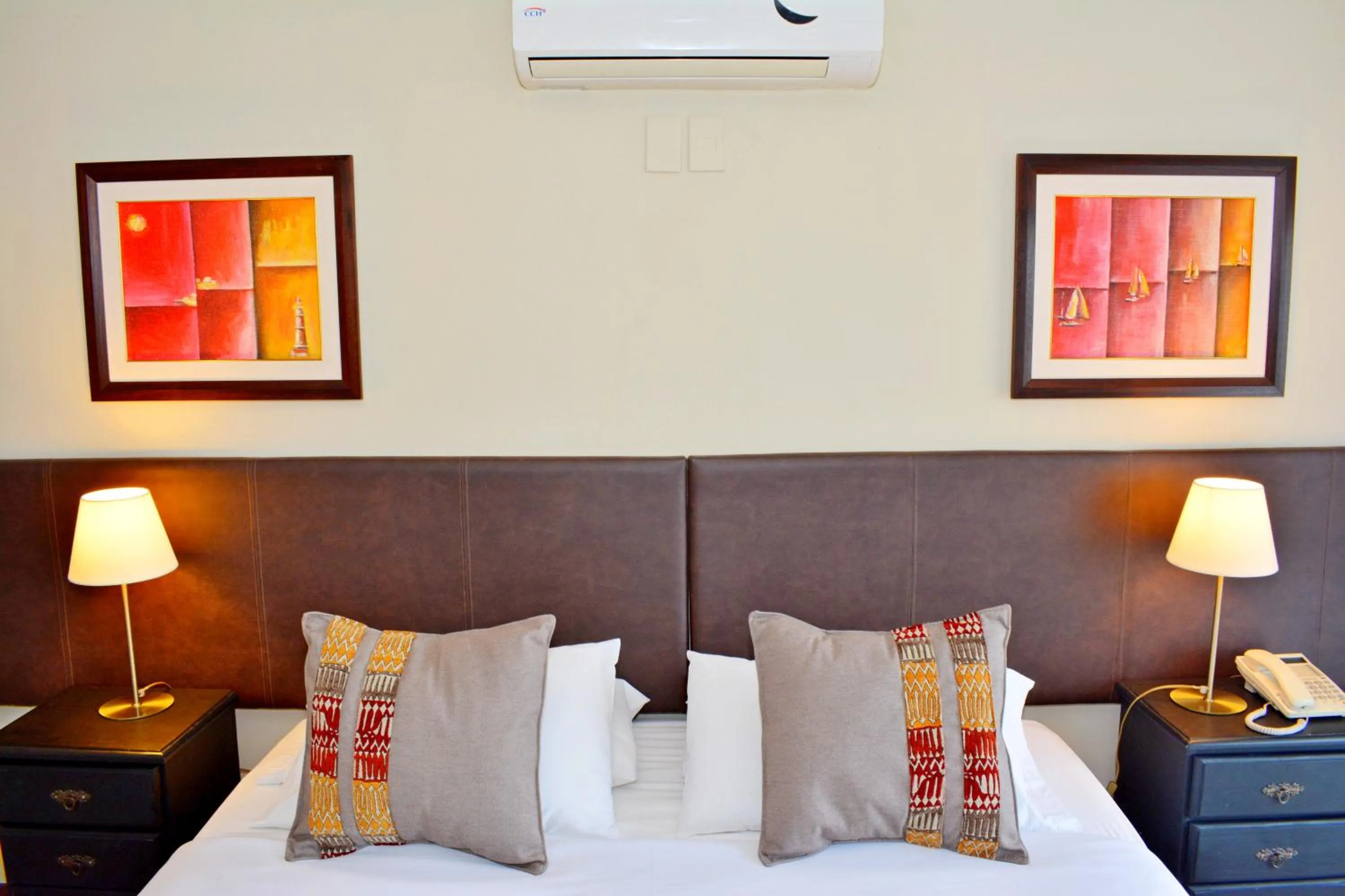 Bed in De la Plaza Hotel