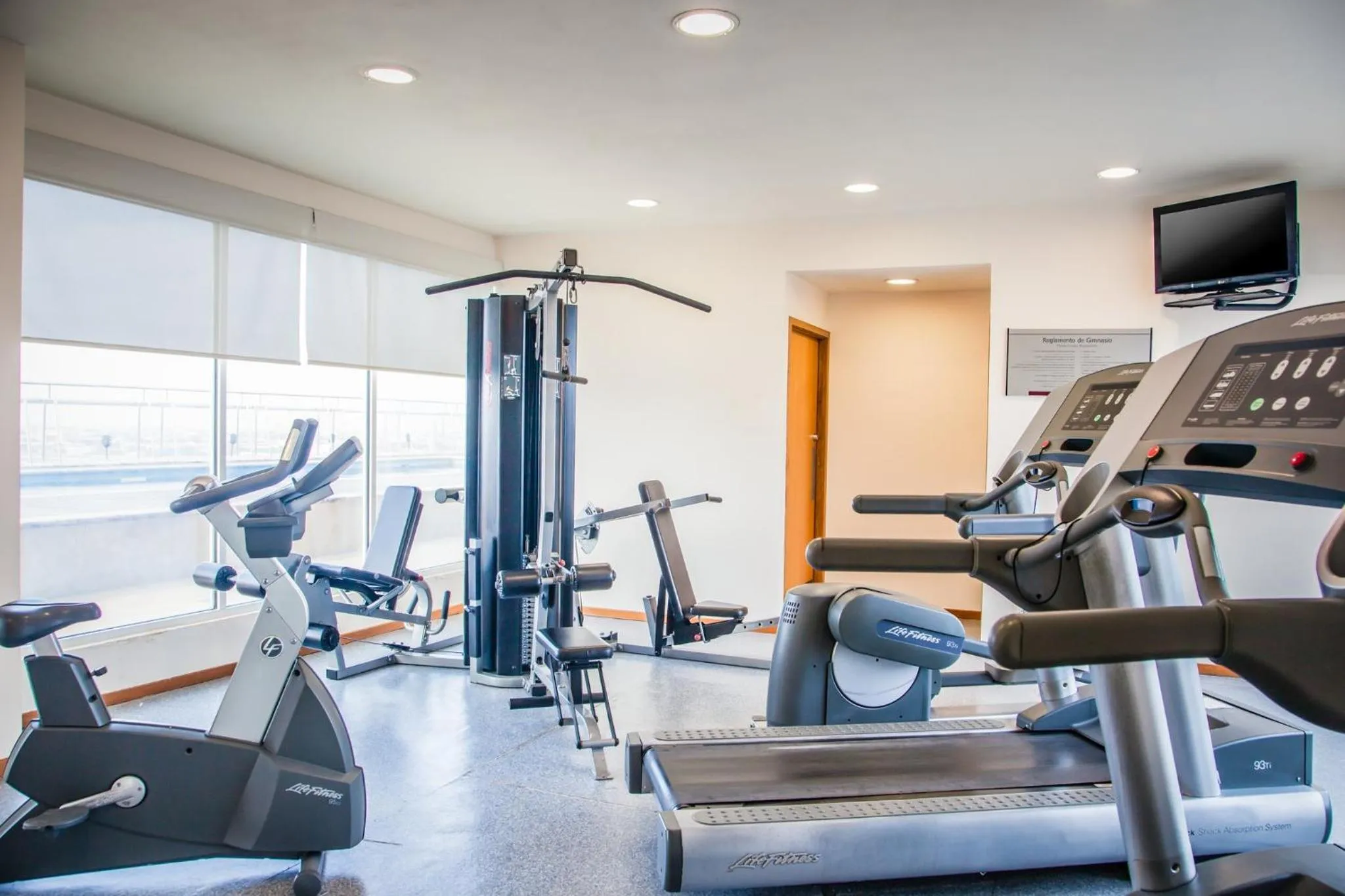 Fitness centre/facilities in Fiesta Inn Monterrey Fundidora