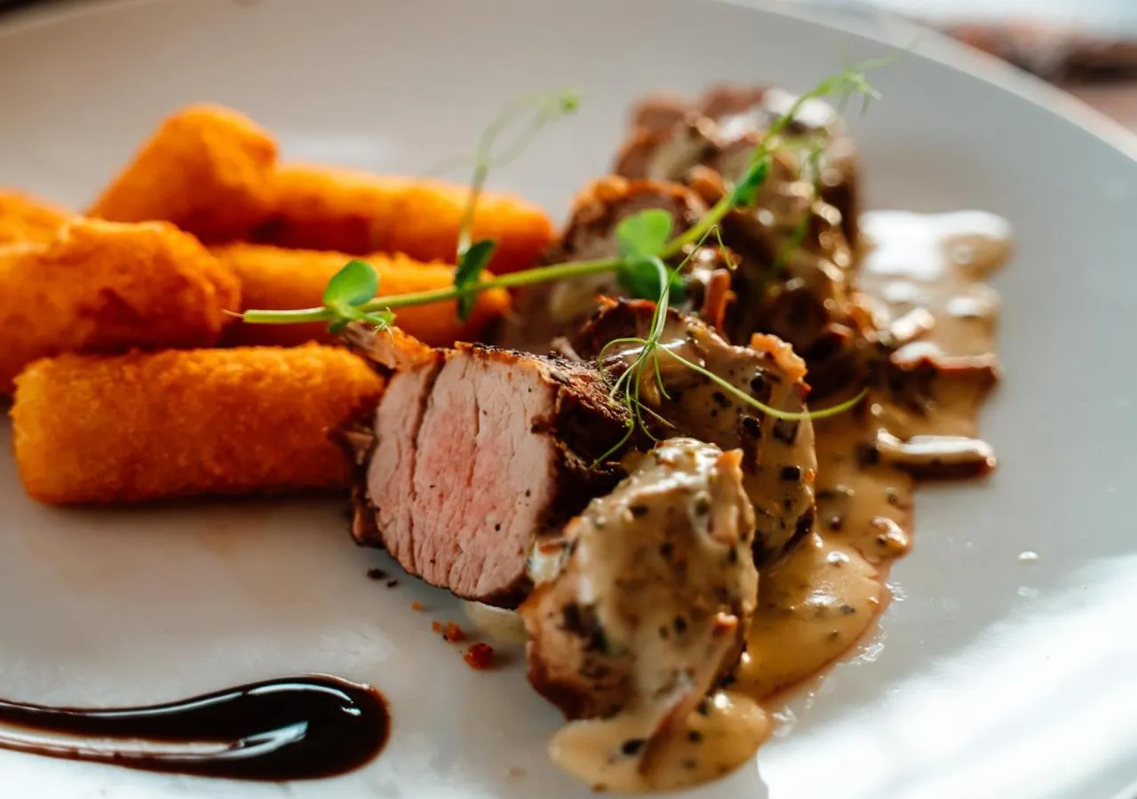 Restaurant/places to eat in Hotel Marina