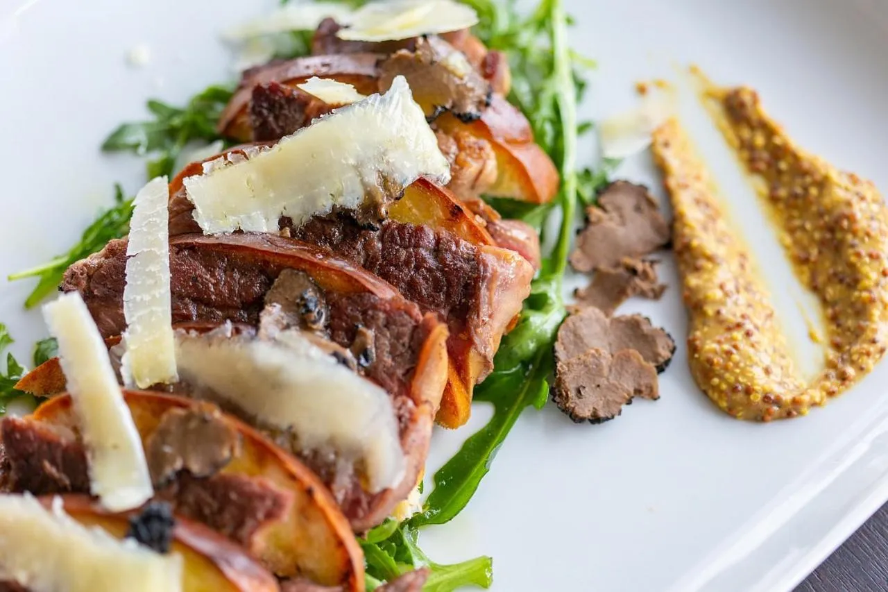 Restaurant/places to eat in Hotel Marina