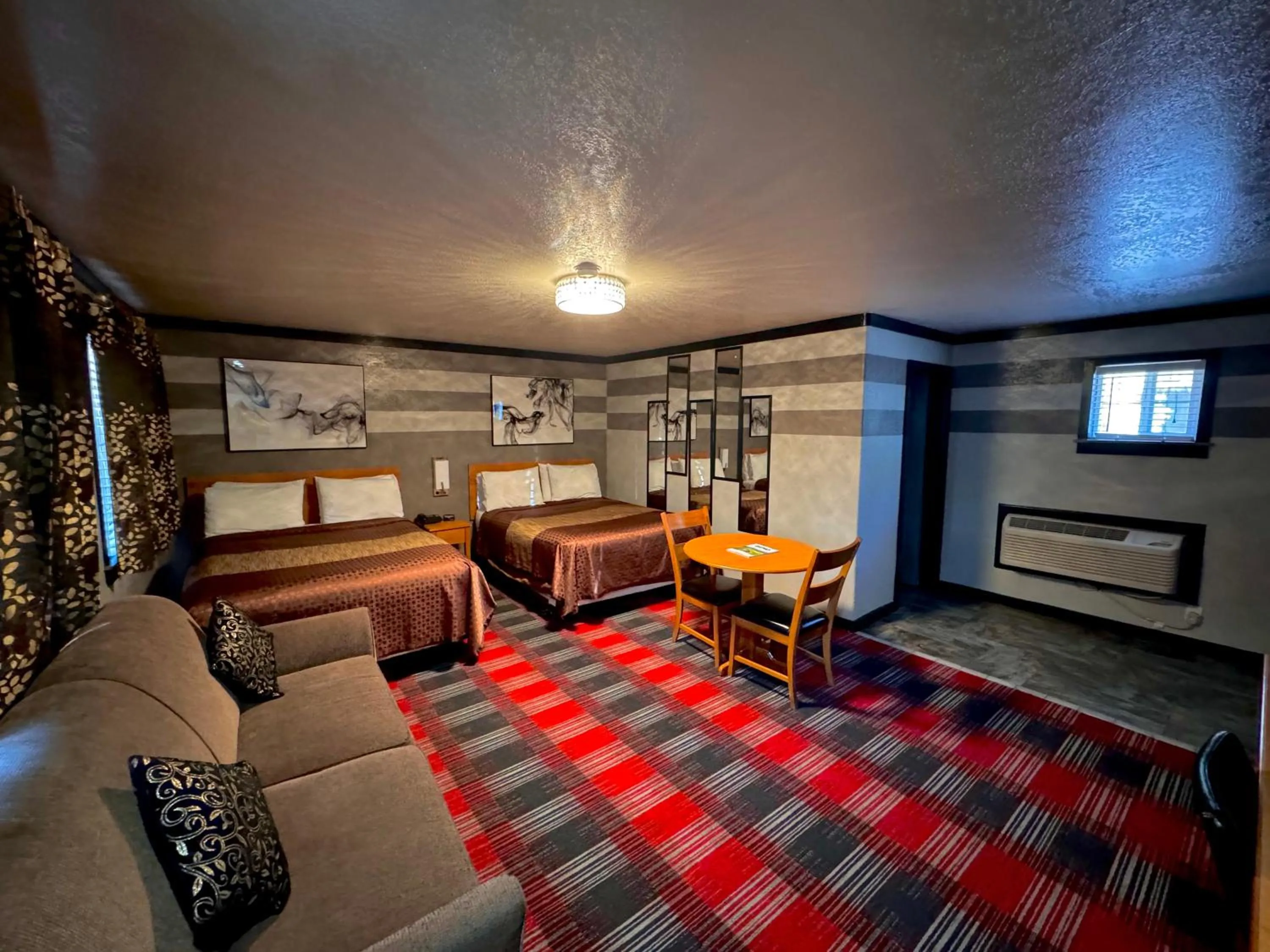 Communal lounge/ TV room, Bed in Cascade Lodge - Central Bend Retreat