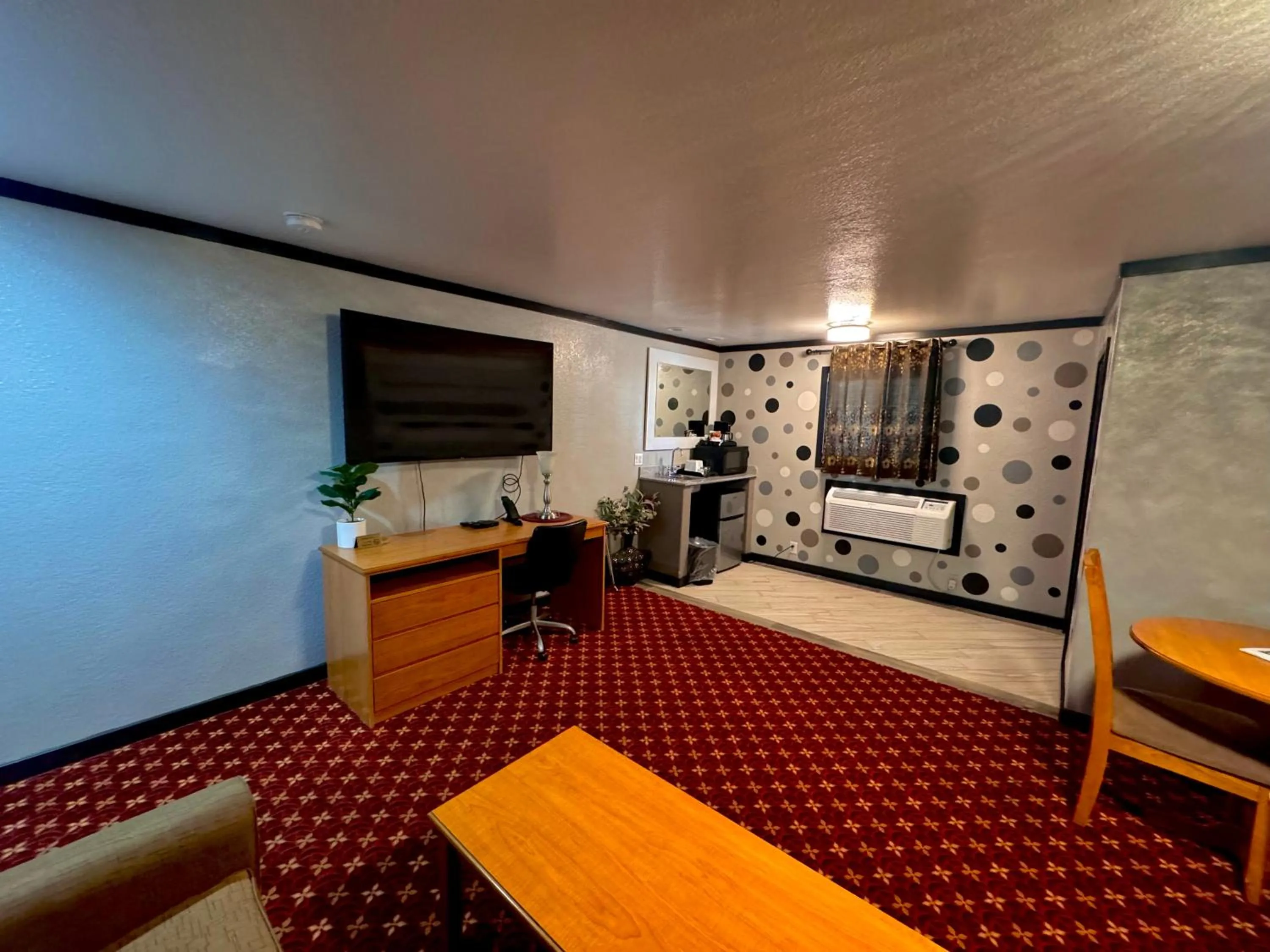 Communal lounge/ TV room in Cascade Lodge - Central Bend Retreat