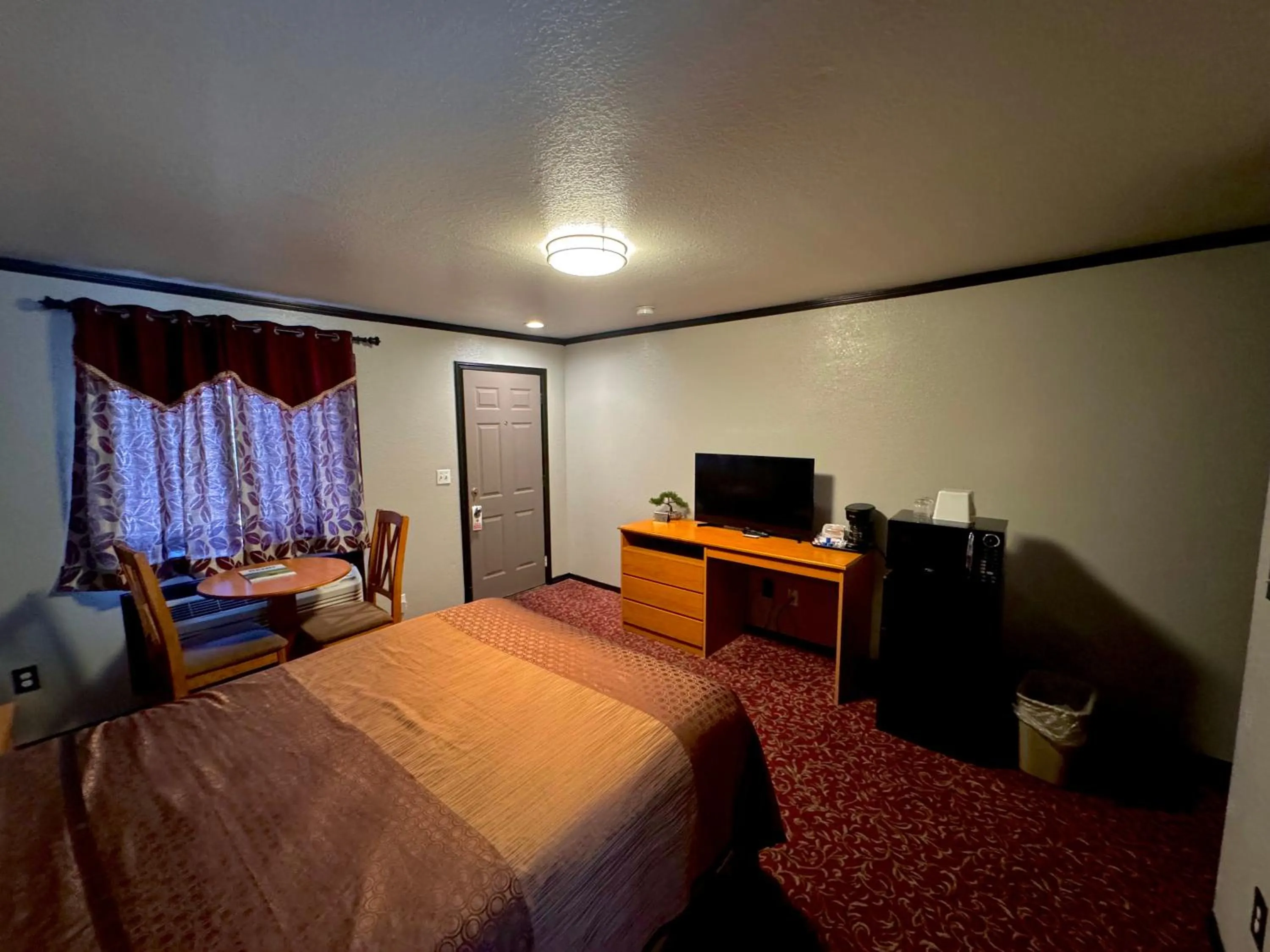 Communal lounge/ TV room, Bed in Cascade Lodge - Central Bend Retreat