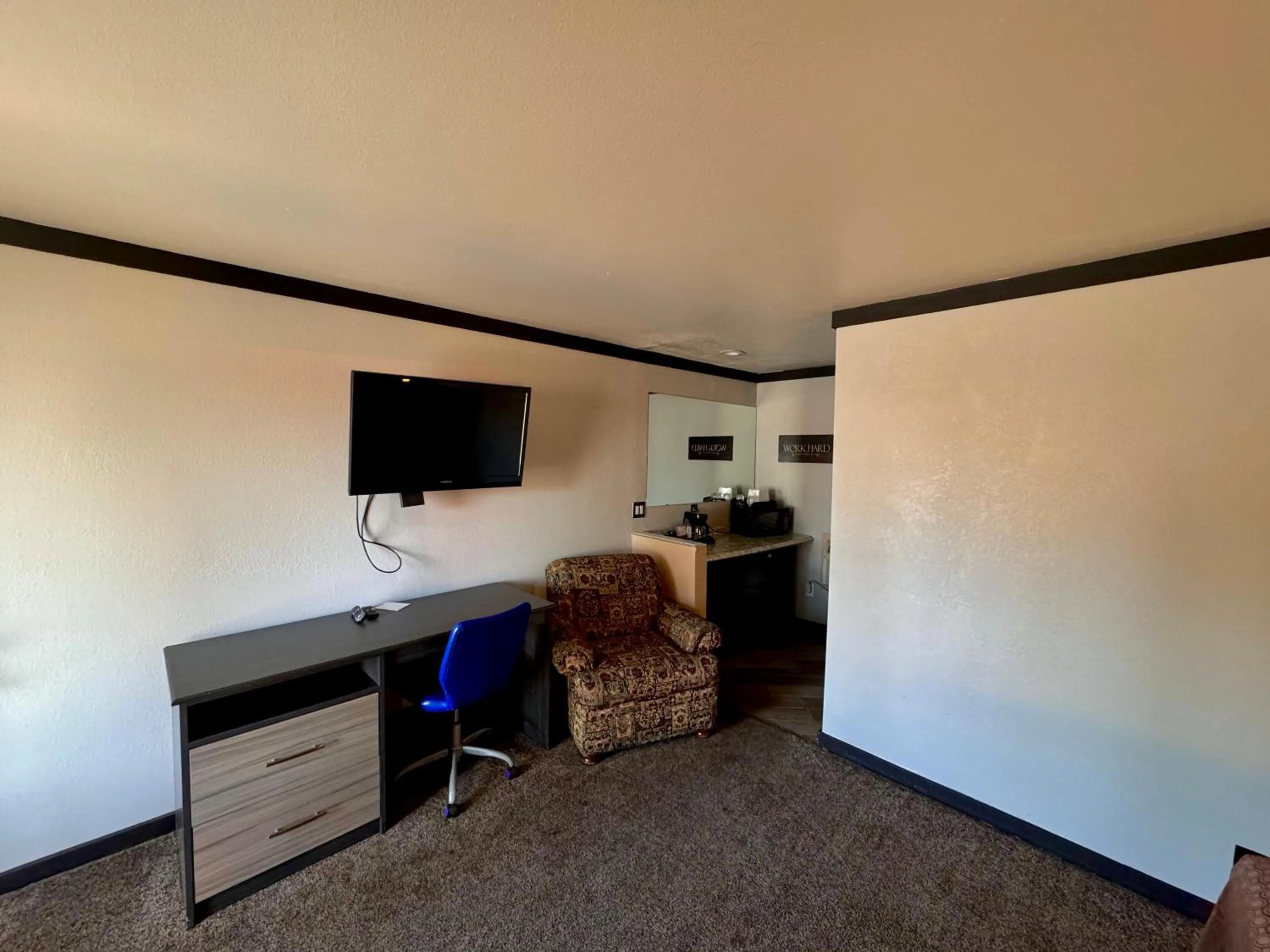 Communal lounge/ TV room in Cascade Lodge - Central Bend Retreat