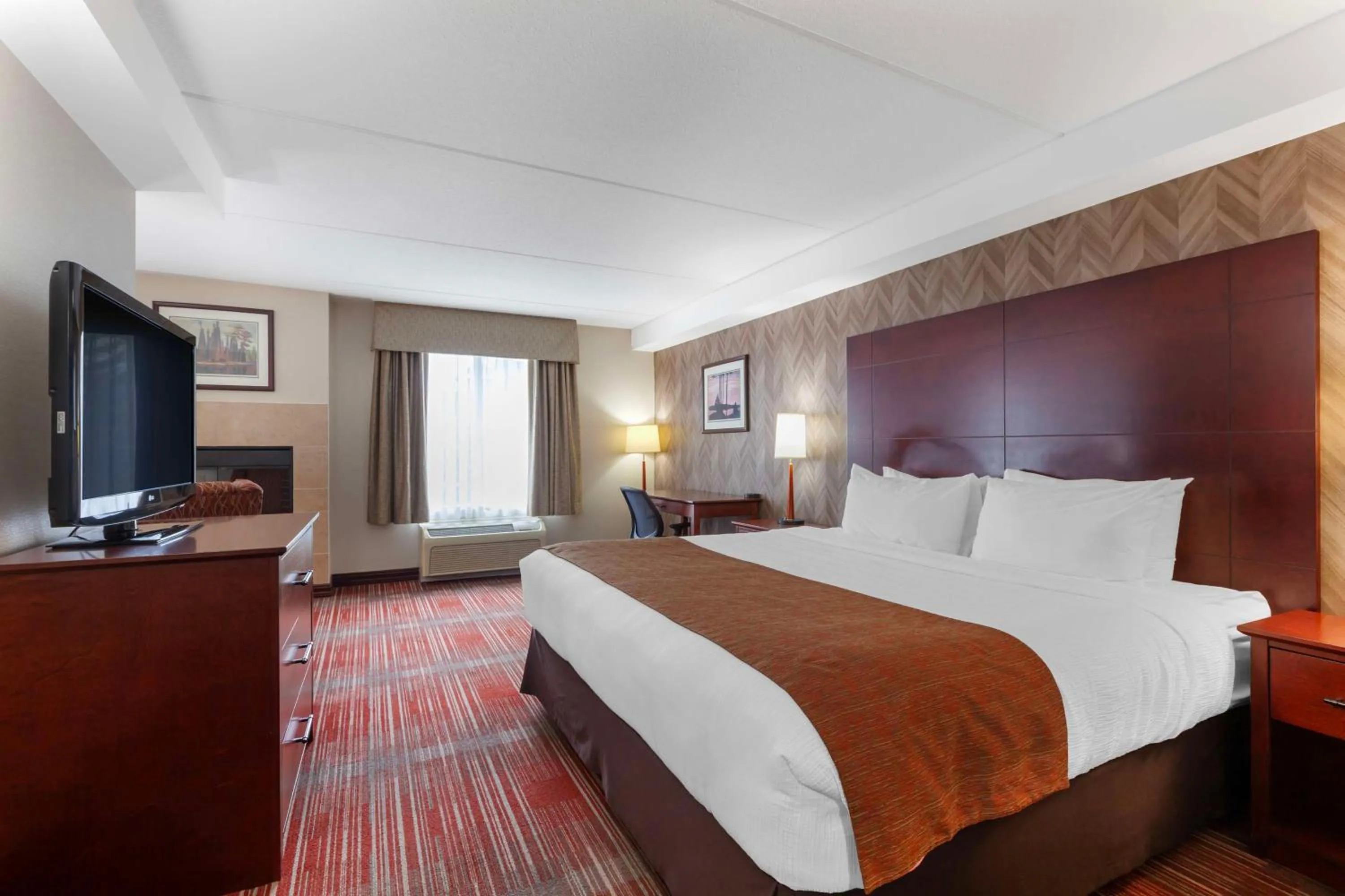 Bedroom, Bed in Best Western Plus Muskoka Inn