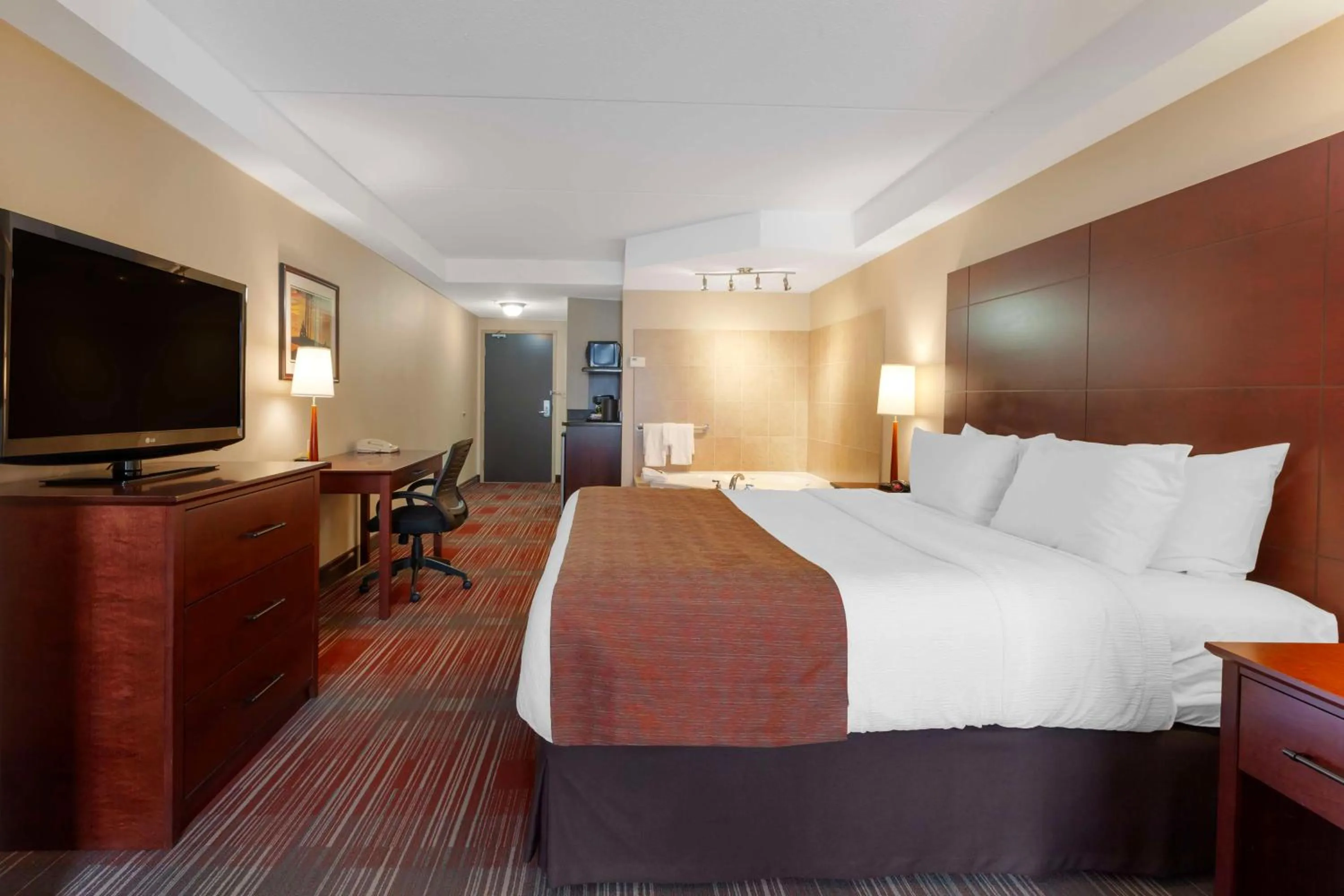 Bedroom, Bed in Best Western Plus Muskoka Inn