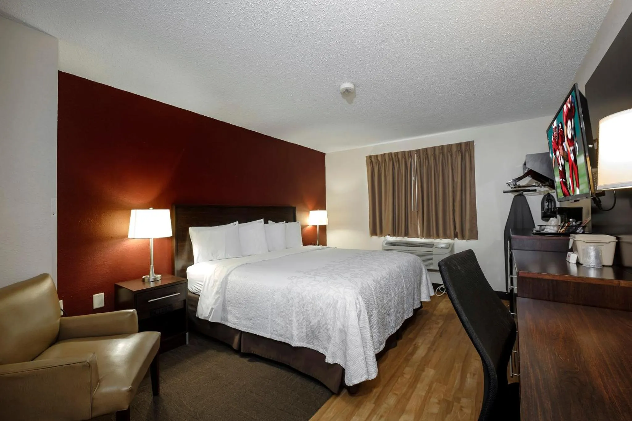 Bedroom, Bed in Red Roof Inn PLUS+ & Suites Malone