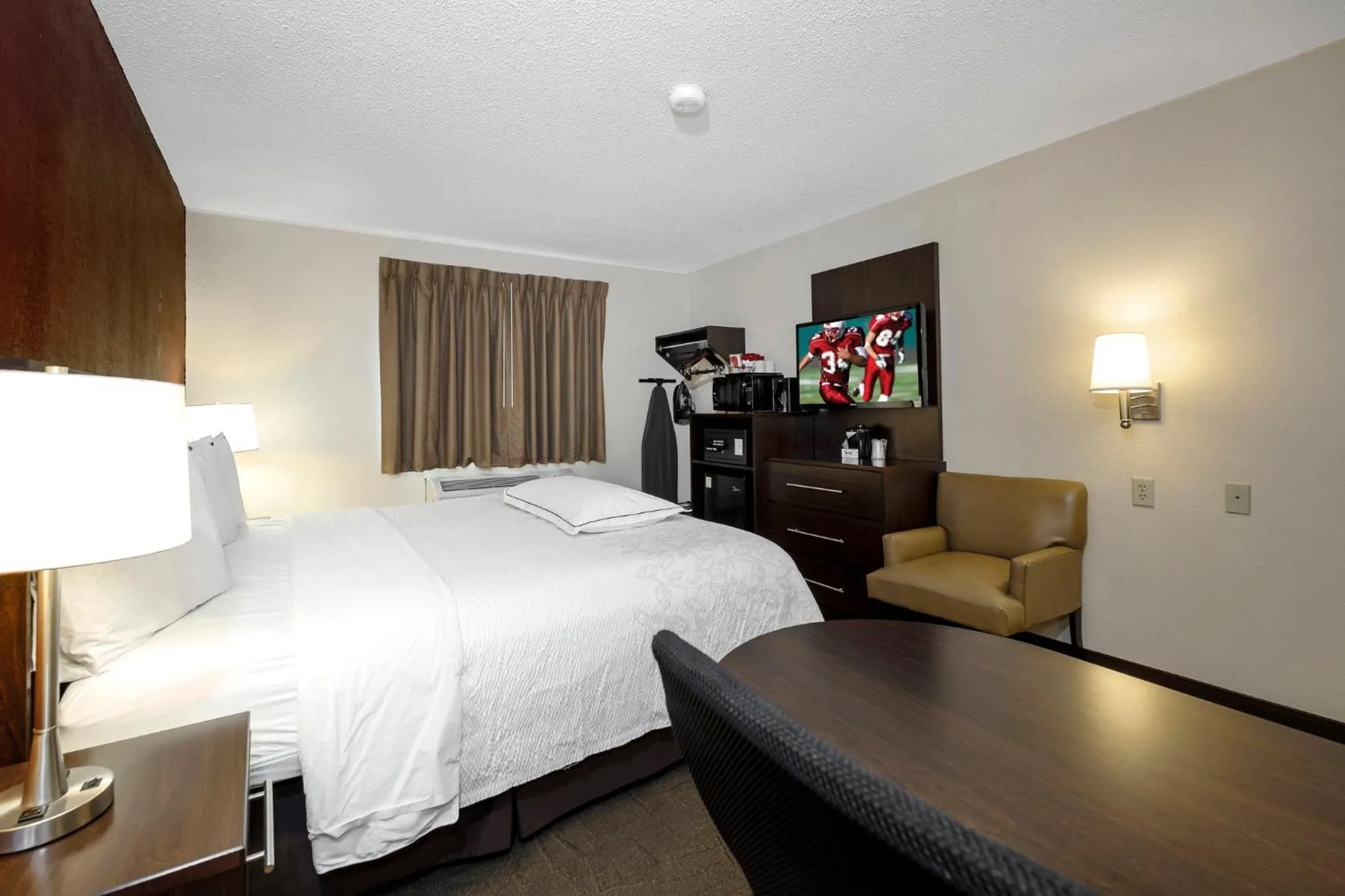 Photo of the whole room, Bed in Red Roof Inn PLUS+ & Suites Malone