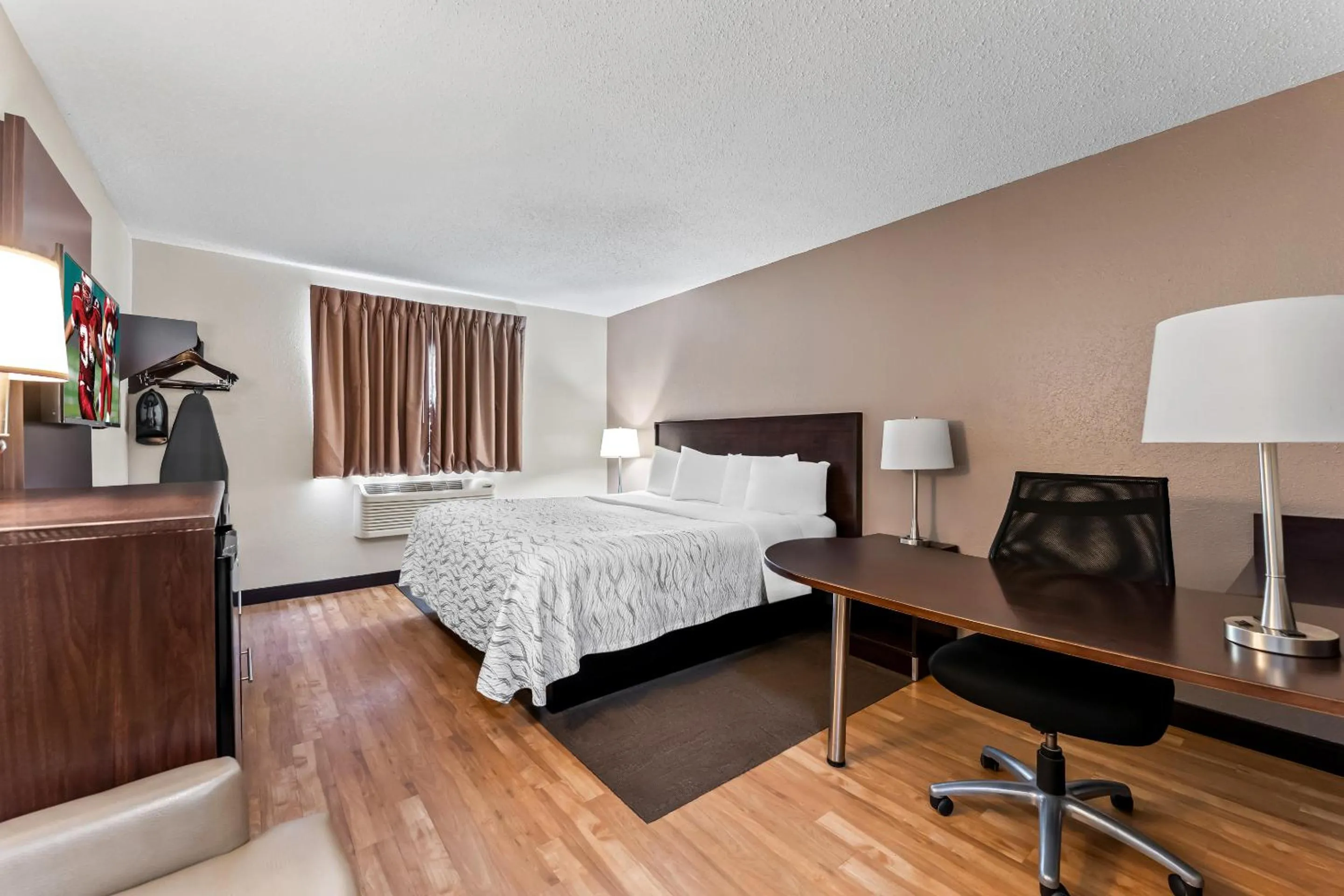 Photo of the whole room, Bed in Red Roof Inn PLUS+ & Suites Malone