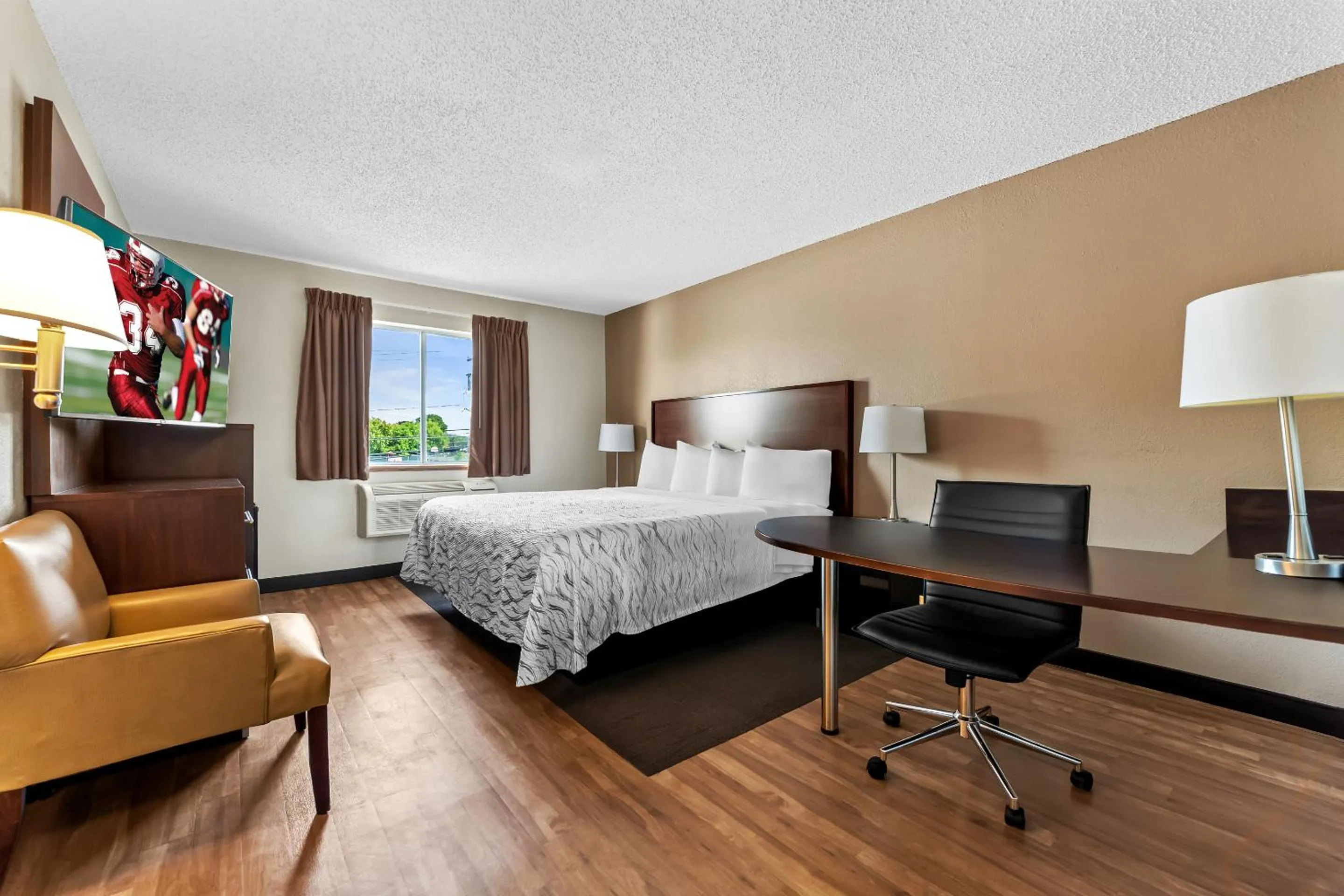 Bed in Red Roof Inn PLUS+ & Suites Malone